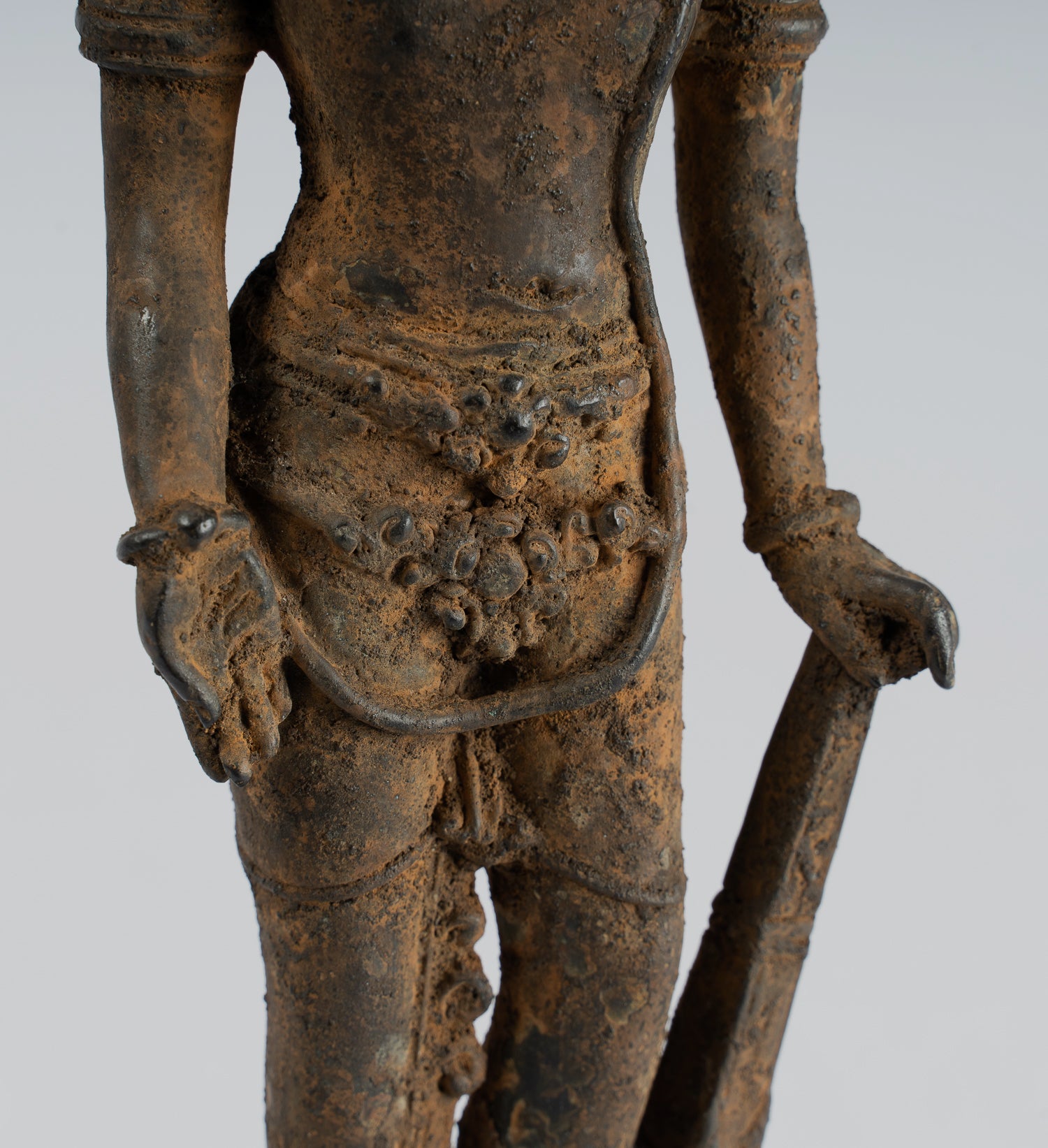 Vishnu - Statue antique de Vishnu debout en bronze de style Java Majapahit - 29 cm/11"