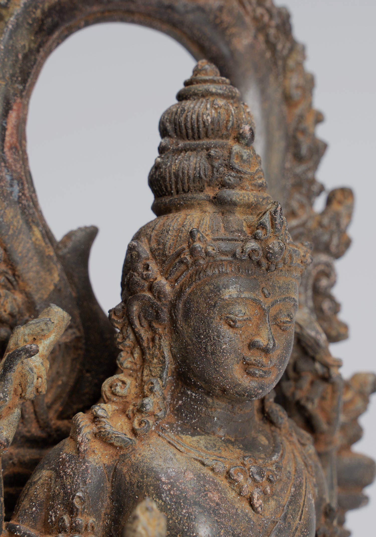 Estatua de Lokeshvara - Estatua de Lokeshvara de 4 brazos de estilo indonesio antiguo de estilo indonesio - 26 cm/10 "