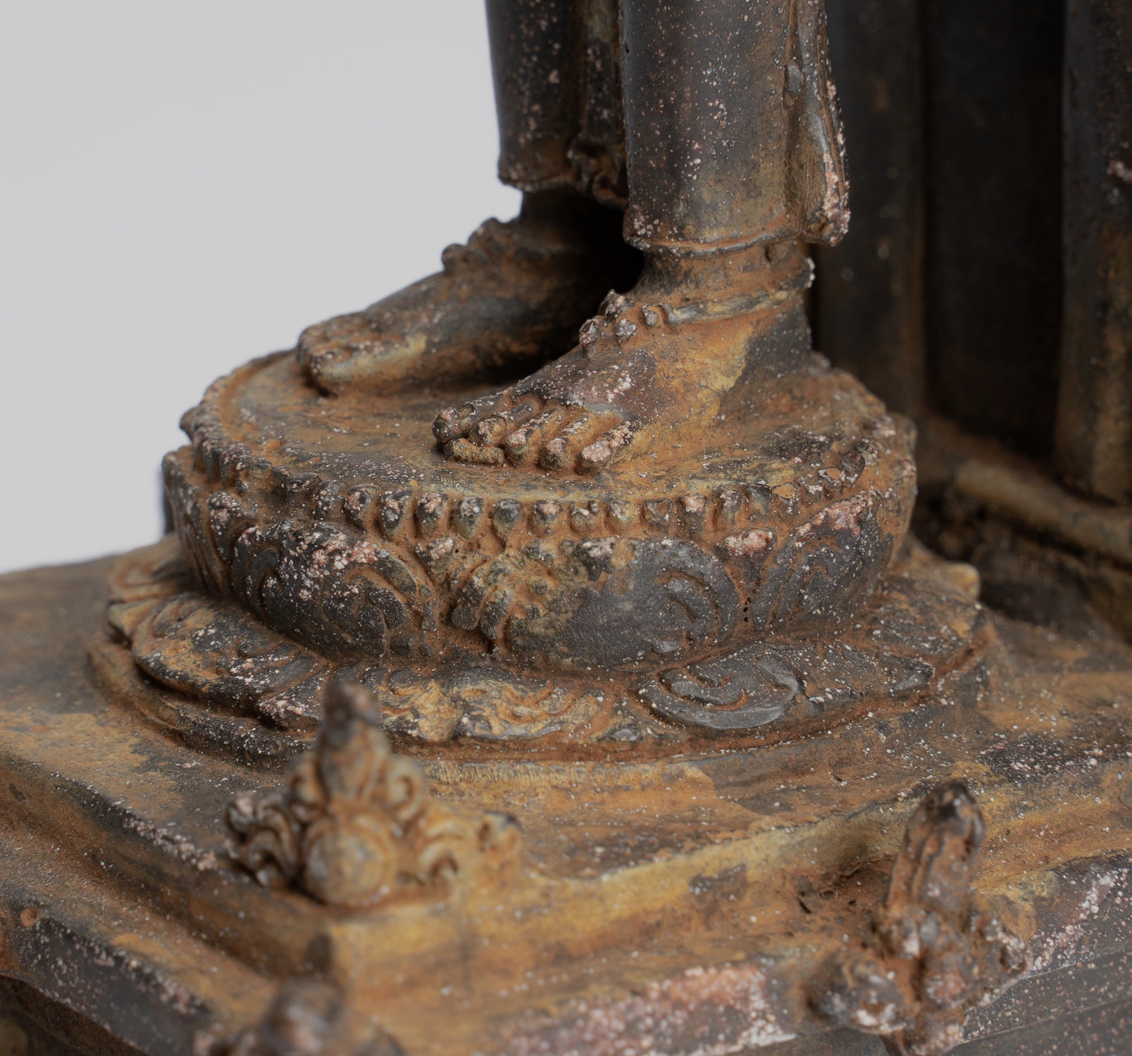 Estatua de Lokeshvara - Estatua de Lokeshvara de 4 brazos de estilo indonesio antiguo de estilo indonesio - 26 cm/10 "