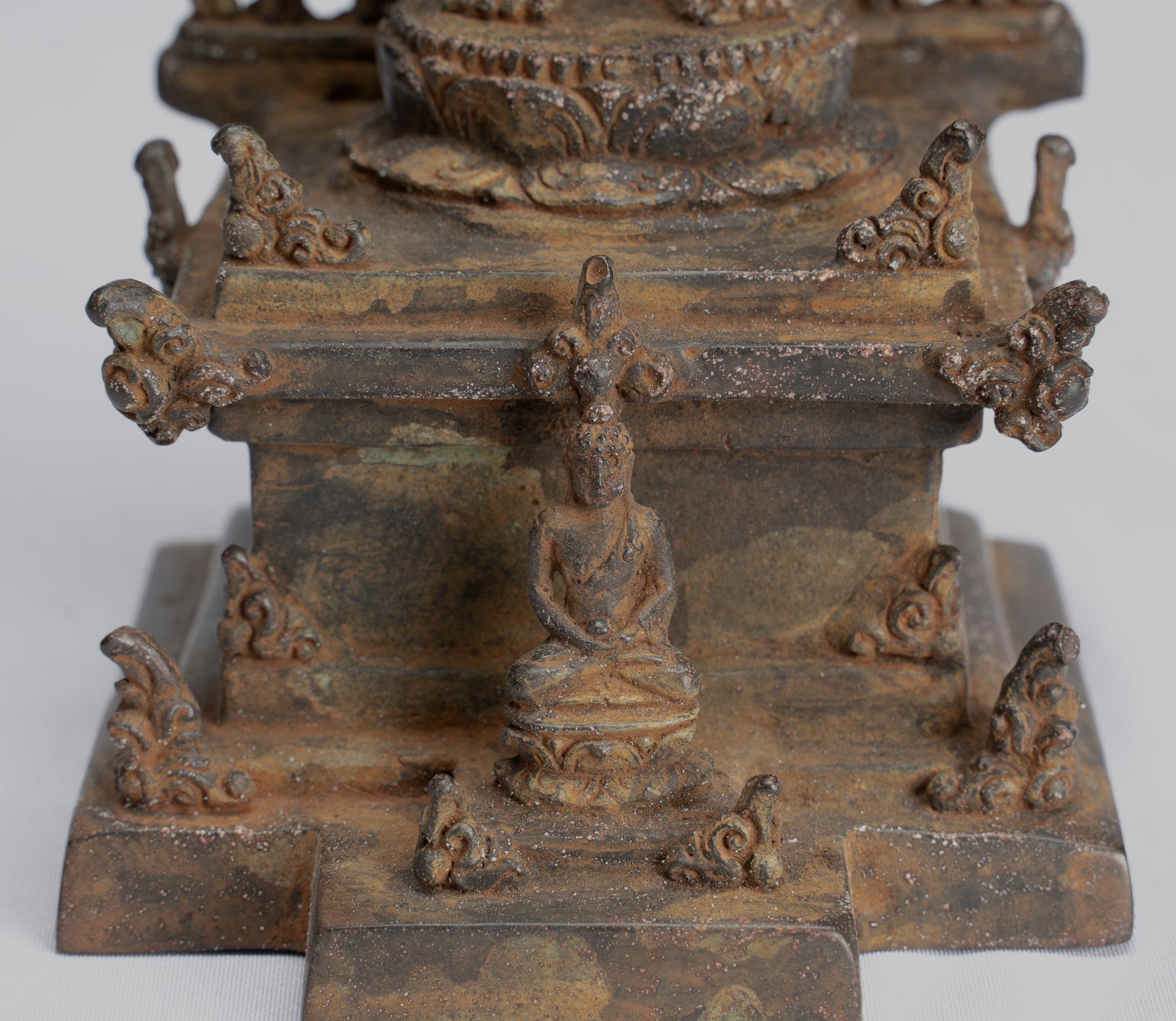 Estatua de Lokeshvara - Estatua de Lokeshvara de 4 brazos de estilo indonesio antiguo de estilo indonesio - 26 cm/10 "