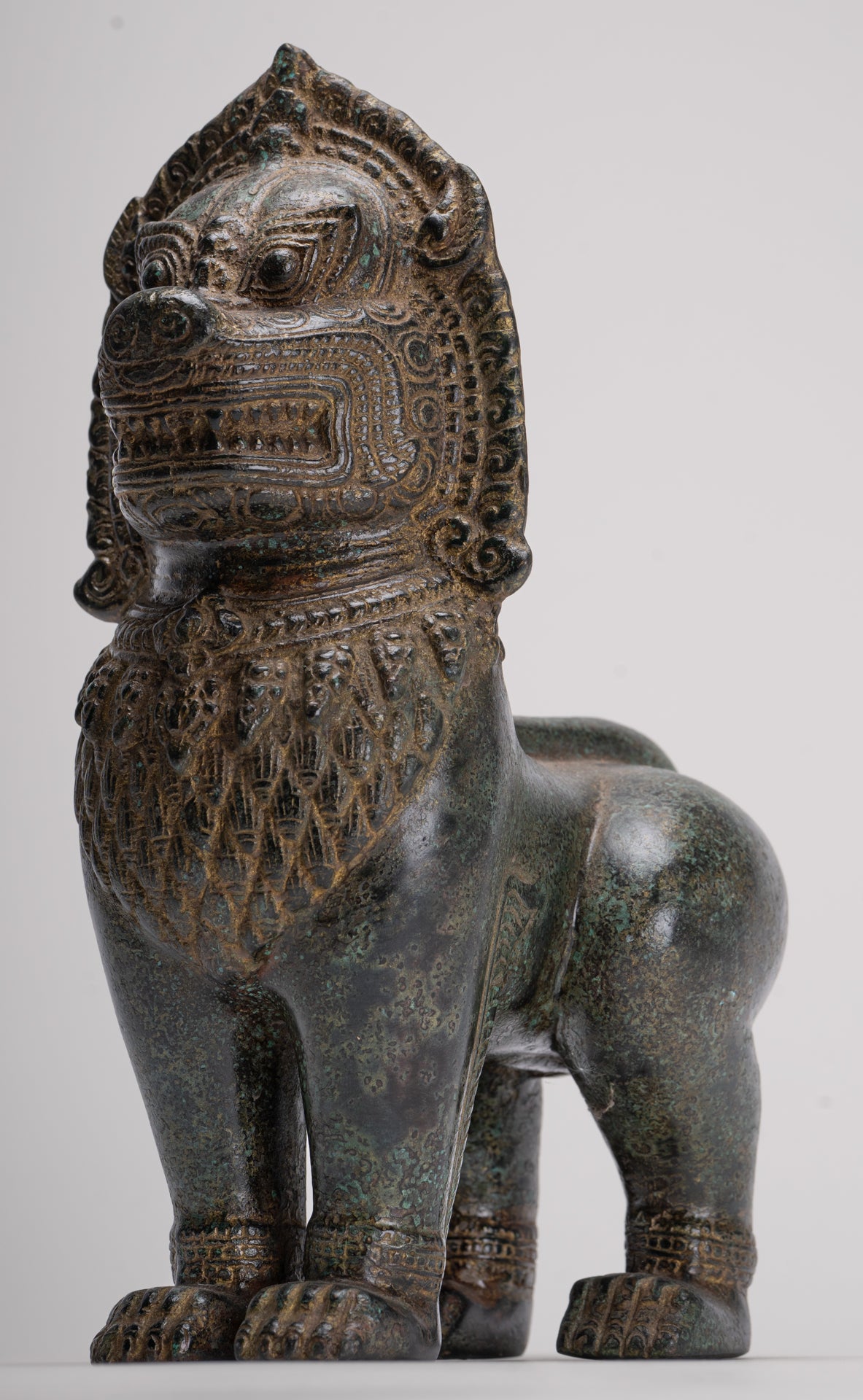 Tempellöwe – Stehender Tempelwächter oder Löwe aus Bronze im antiken Khmer-Stil – 28 cm