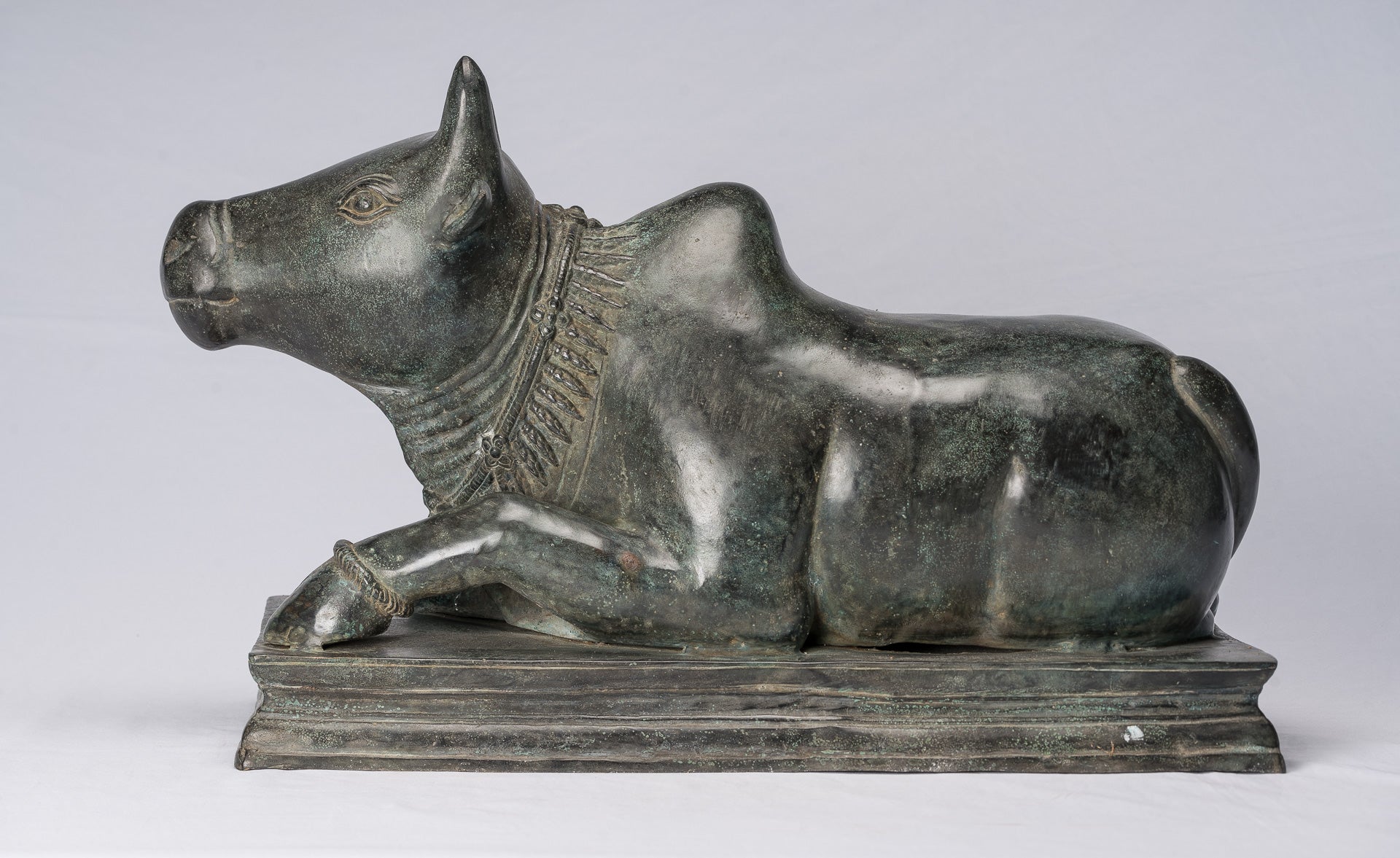 Antike Nandi-Statue aus Bronze im Khmer-Stil – Berg Shiva – 53 cm lang