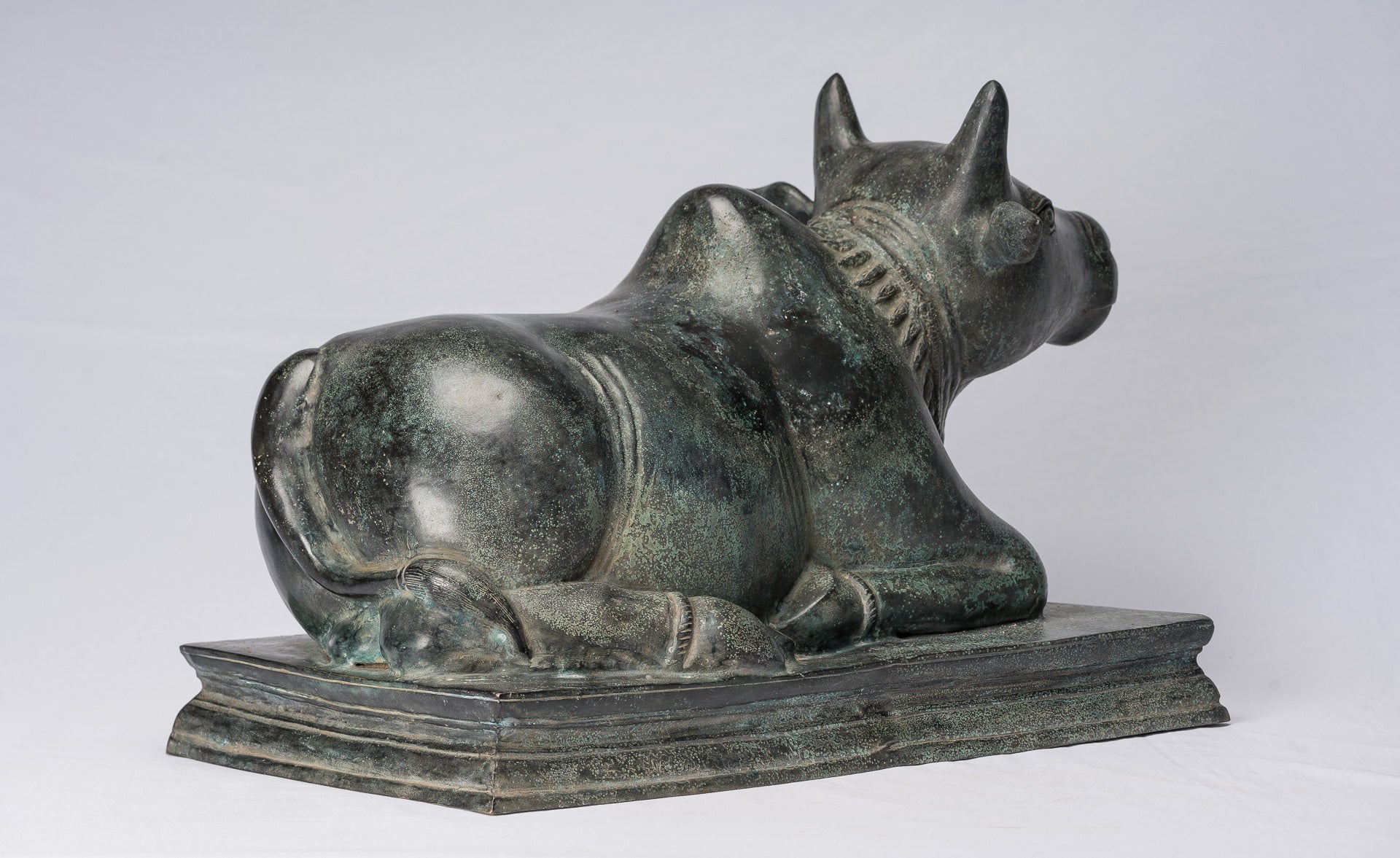 Antike Nandi-Statue aus Bronze im Khmer-Stil – Berg Shiva – 53 cm lang