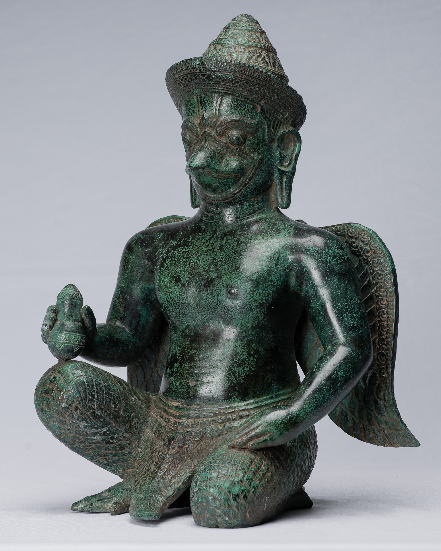 Estatua de bronce sentado de estilo srei de estilo srei.