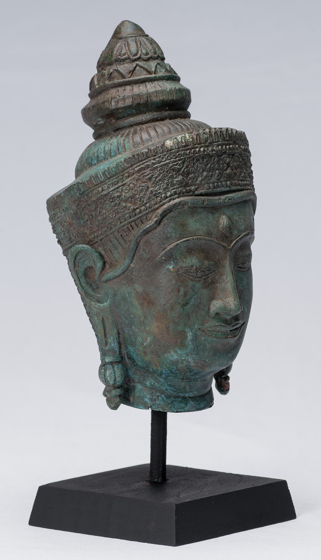 Tête de Bouddha – Tête de Bouddha en bronze montée sur Lopburi de style thaïlandais antique – 25 cm/10"