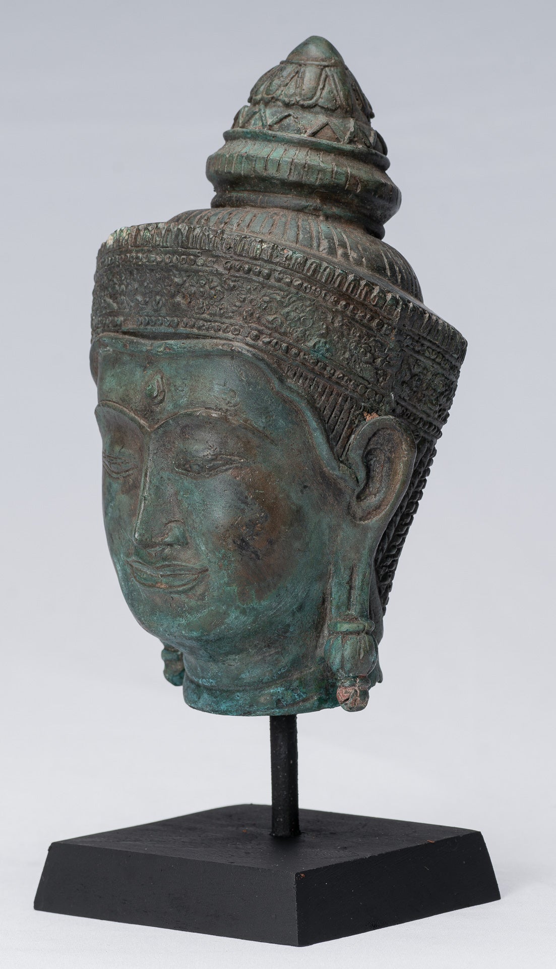 Tête de Bouddha – Tête de Bouddha en bronze montée sur Lopburi de style thaïlandais antique – 25 cm/10"