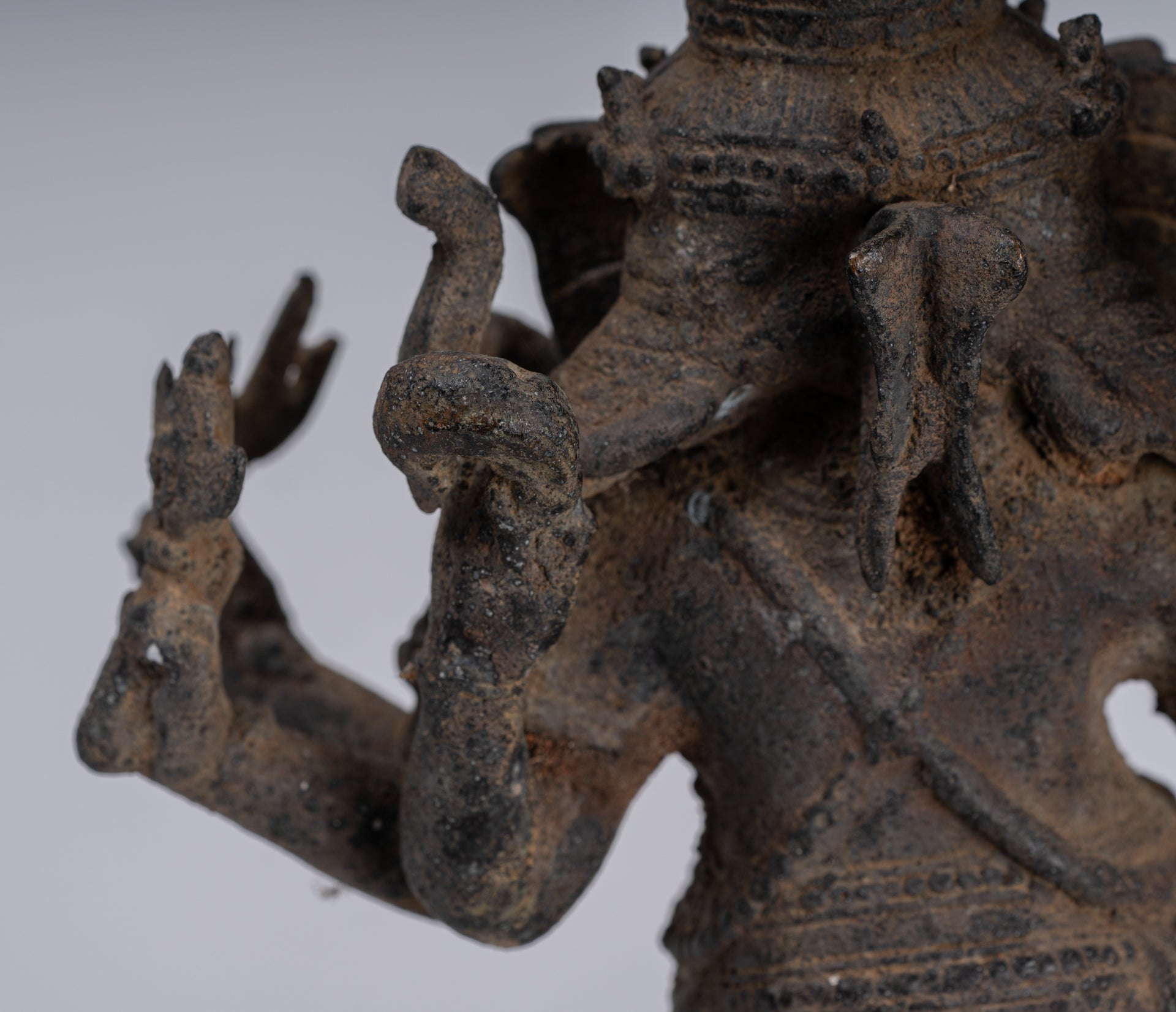 Estatua de Ganesha - Estatua de Ganesha indonesia de baile de bronce de estilo javanés.