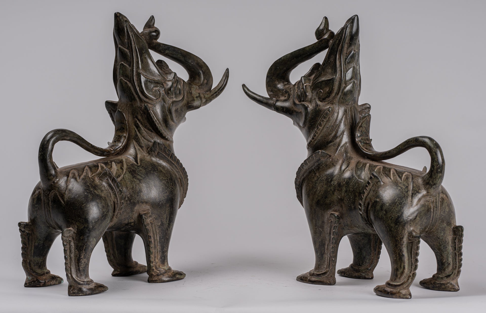 Antiguo estilo birmano de bronce de pie Chinthe Guardian Temple Lions (par) - 29 cm/12 "