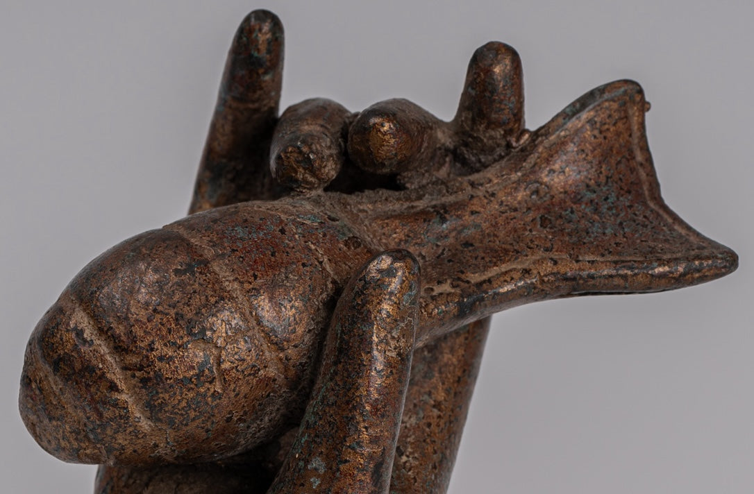 Mano de bronce del sudeste asiático de estilo antiguo montado y concha de bronce del sudeste asiático o om - 15 cm/6 "