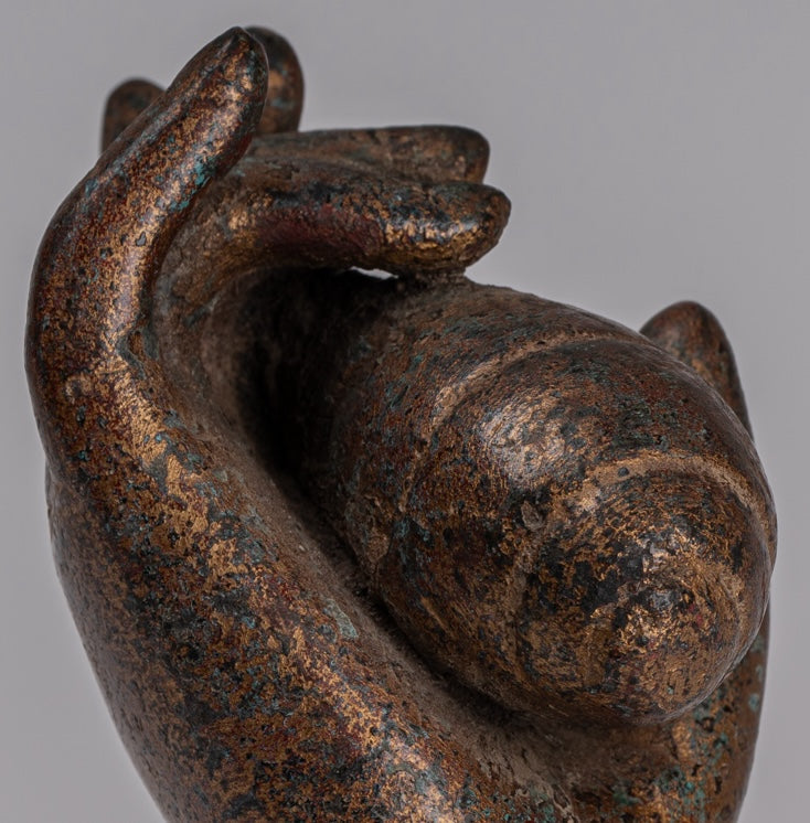Mano de bronce del sudeste asiático de estilo antiguo montado y concha de bronce del sudeste asiático o om - 15 cm/6 "