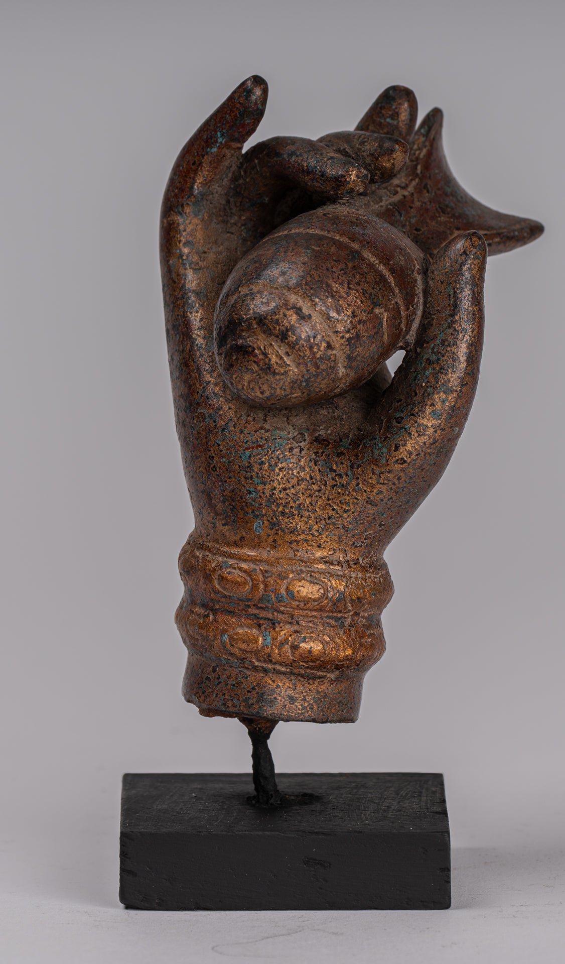 Mano de bronce del sudeste asiático de estilo antiguo montado y concha de bronce del sudeste asiático o om - 15 cm/6 "