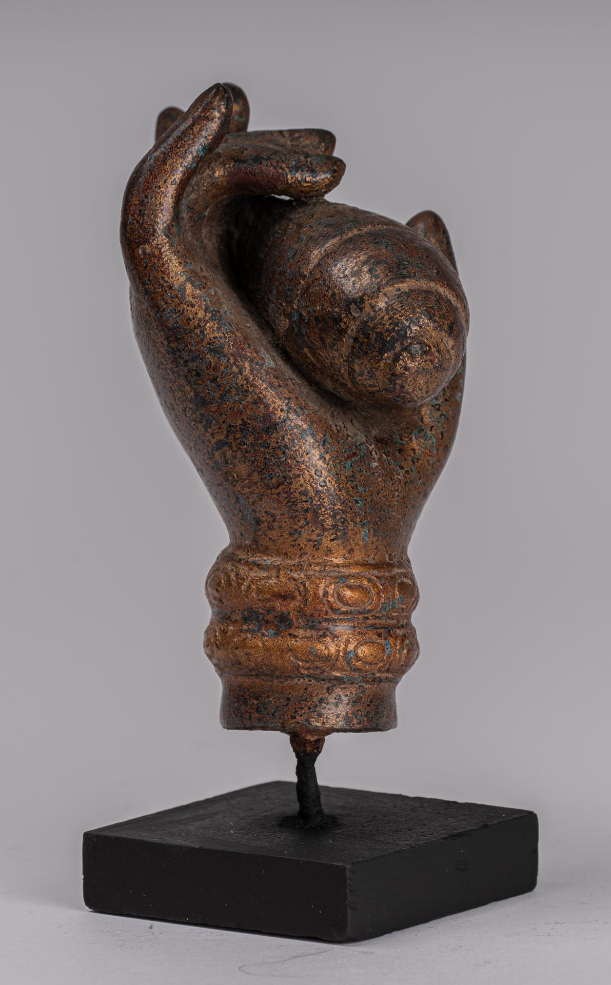 Mano de bronce del sudeste asiático de estilo antiguo montado y concha de bronce del sudeste asiático o om - 15 cm/6 "