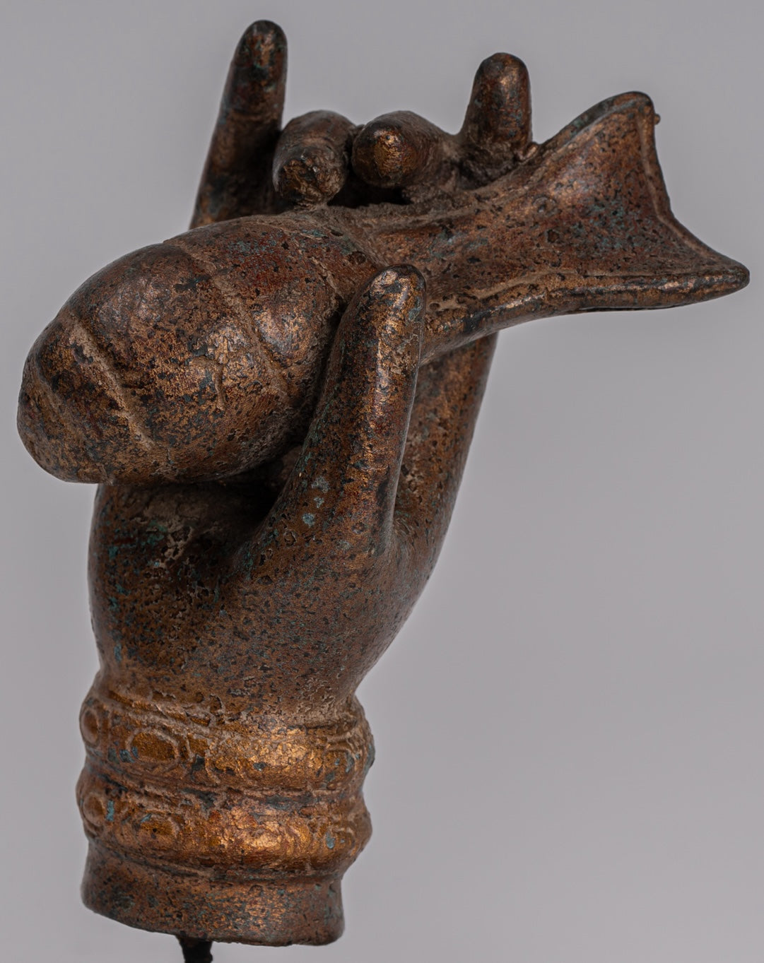 Mano de bronce del sudeste asiático de estilo antiguo montado y concha de bronce del sudeste asiático o om - 15 cm/6 "