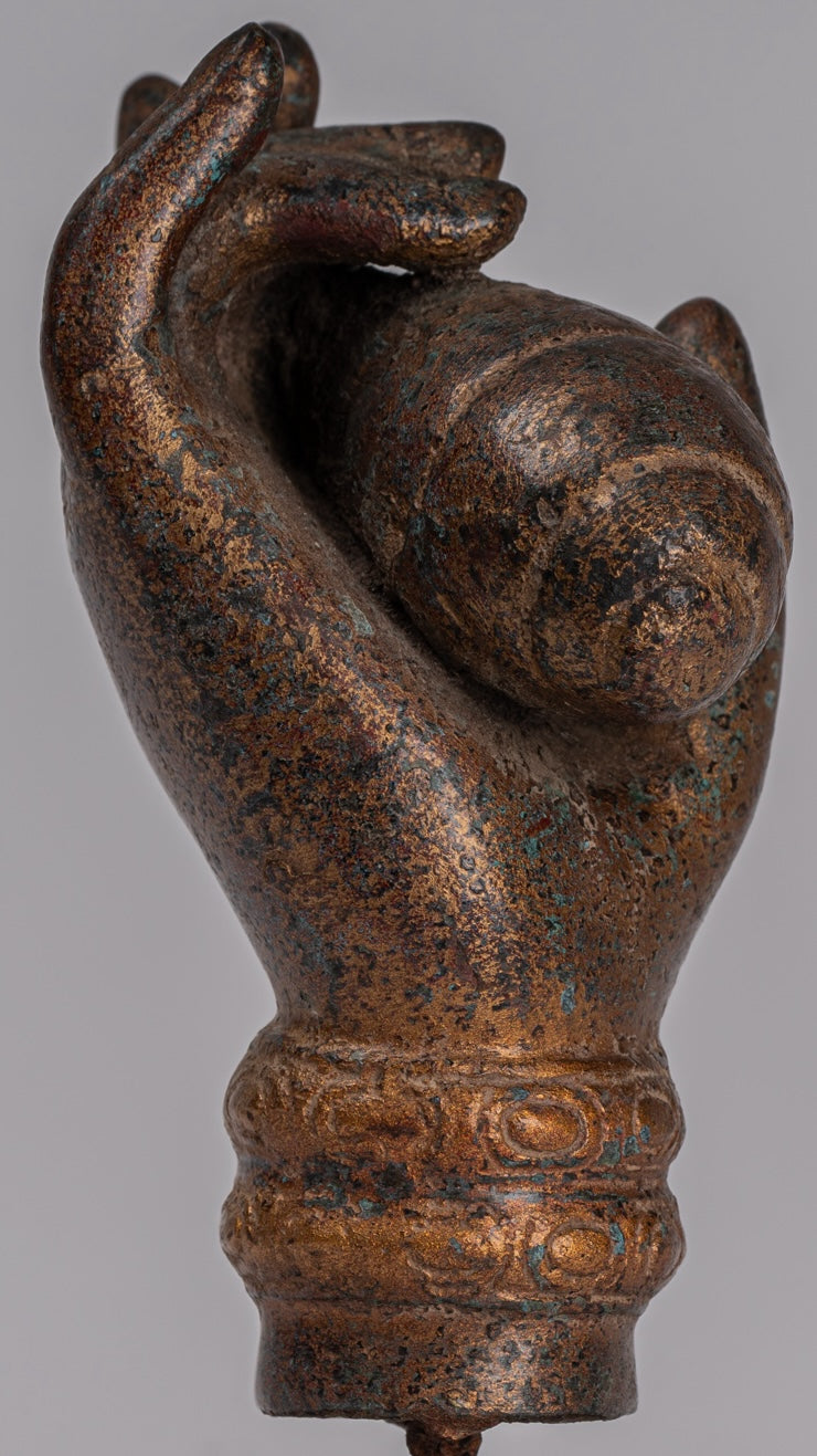 Mano de bronce del sudeste asiático de estilo antiguo montado y concha de bronce del sudeste asiático o om - 15 cm/6 "