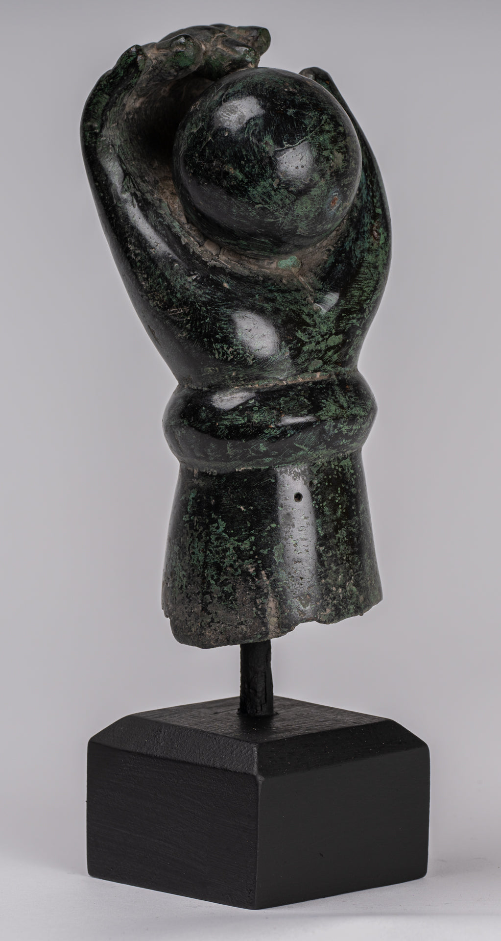 Montado de estilo jemer antiguo del sudeste asiático Vishnu Hand & Pinda o Ball - 22 cm/9 "