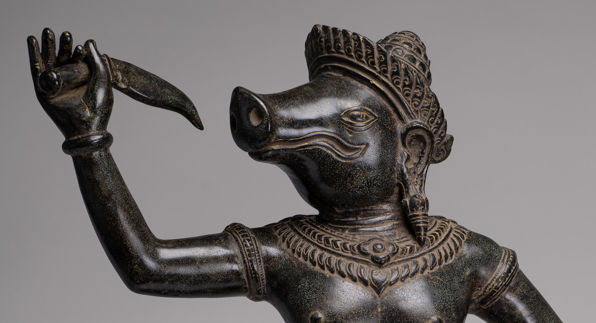 Varaha Statue - Antique Khmer Style Standing Bronze Varaha Boar Avatar de Vishnu - 62cm / 25 "