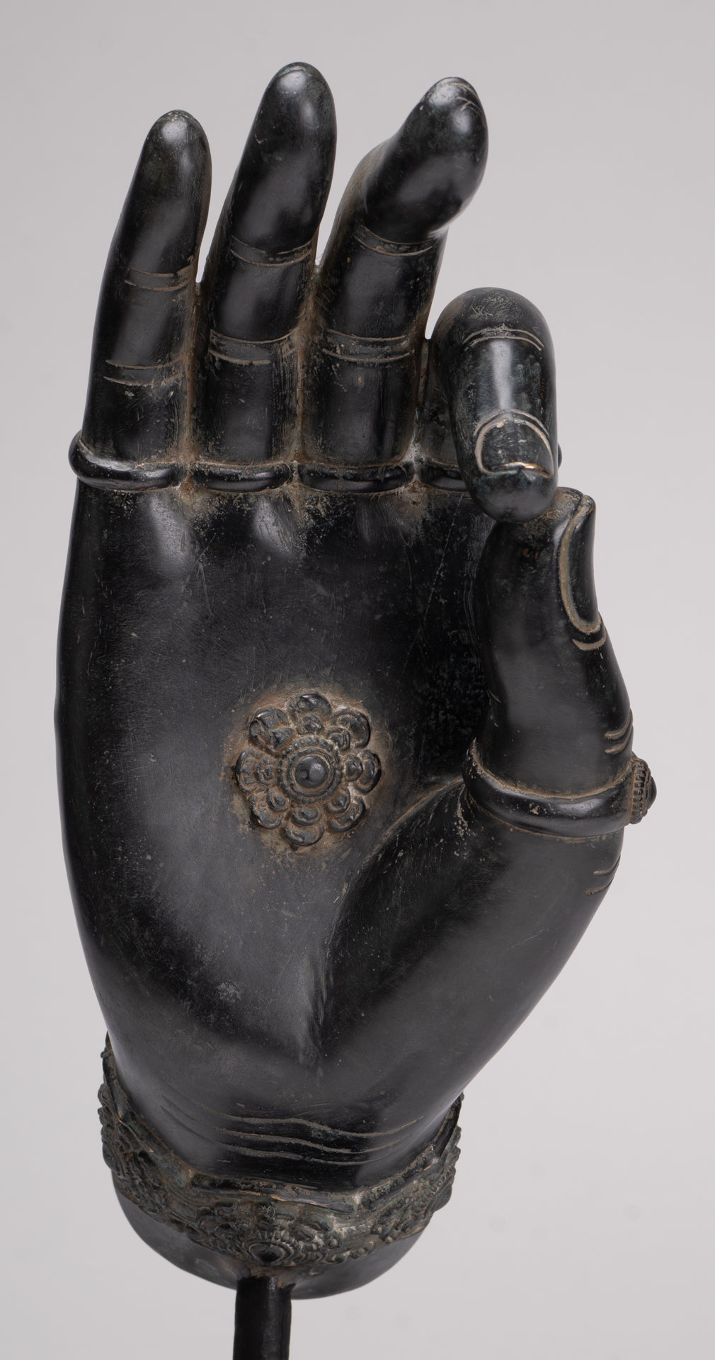 Main d'enseignement en bronze de style khmer antique montée en Asie du Sud-Est - 43 cm/17"