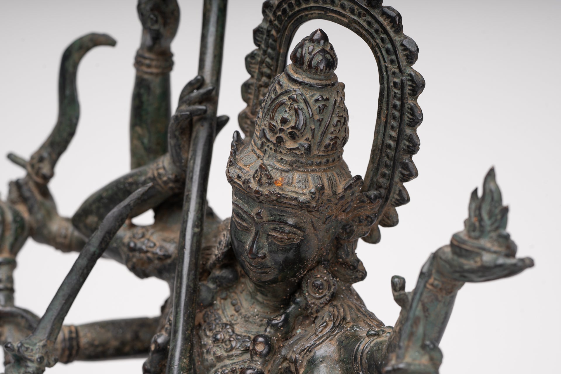 Antike Majapahit Simhavahini Durga-Statue im javanischen Stil – 45 cm.
