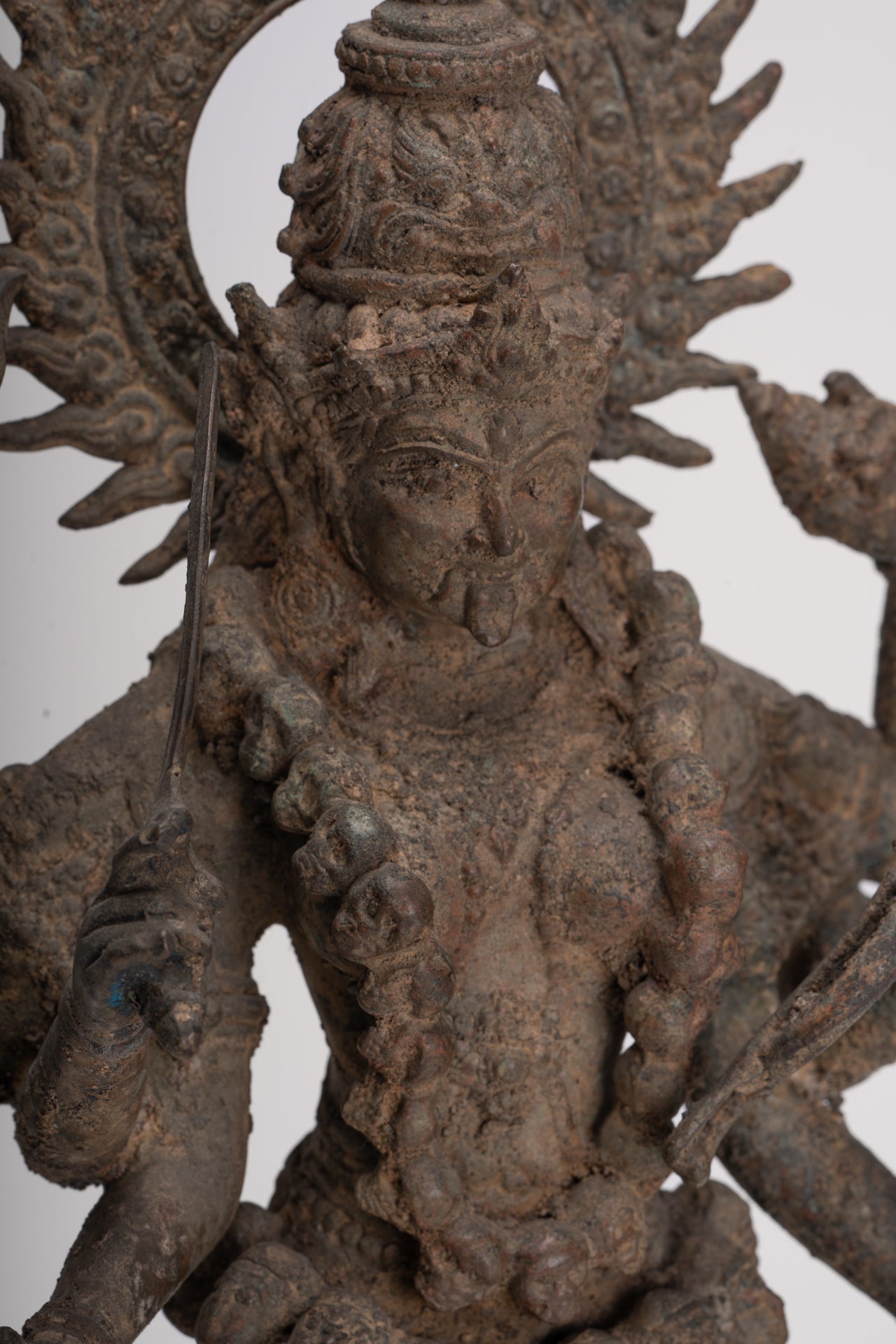 Statua di Kali - Statua di Kali o Mahakali in bronzo antico Majapahit in stile Java - 43 cm/17"