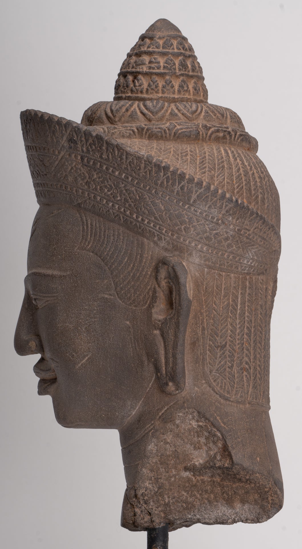 Tête de Vishnu Khmer antique de style Angkor Wat montée sur pierre - 29 cm / 12"