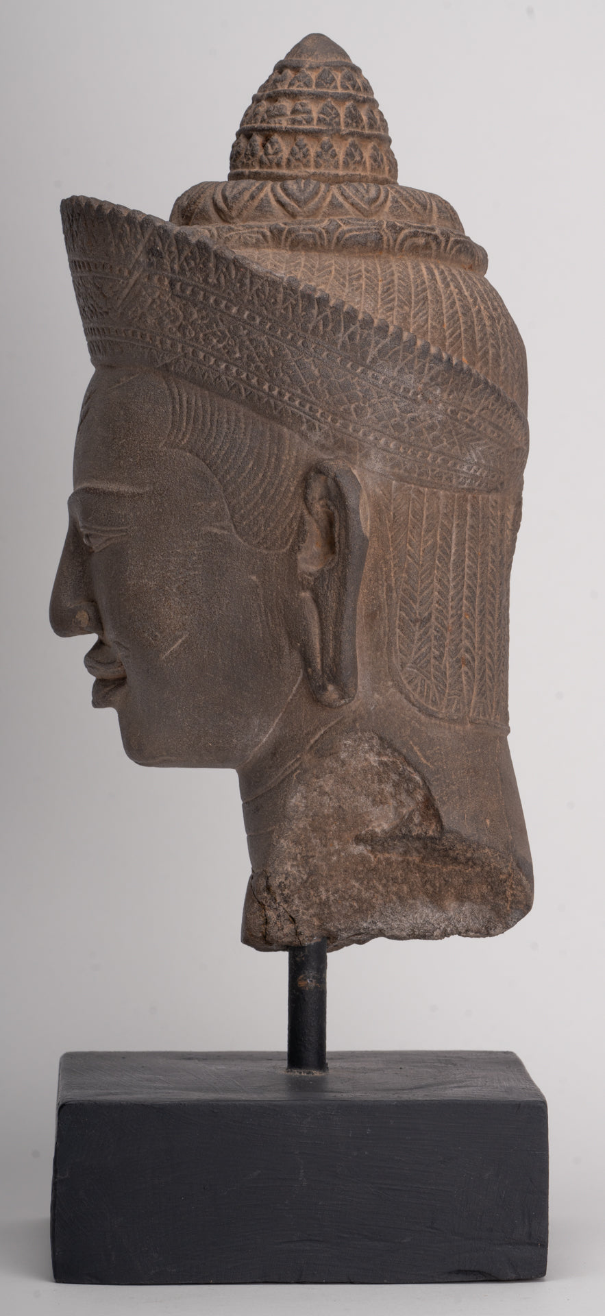 Tête de Vishnu Khmer antique de style Angkor Wat montée sur pierre - 29 cm / 12"
