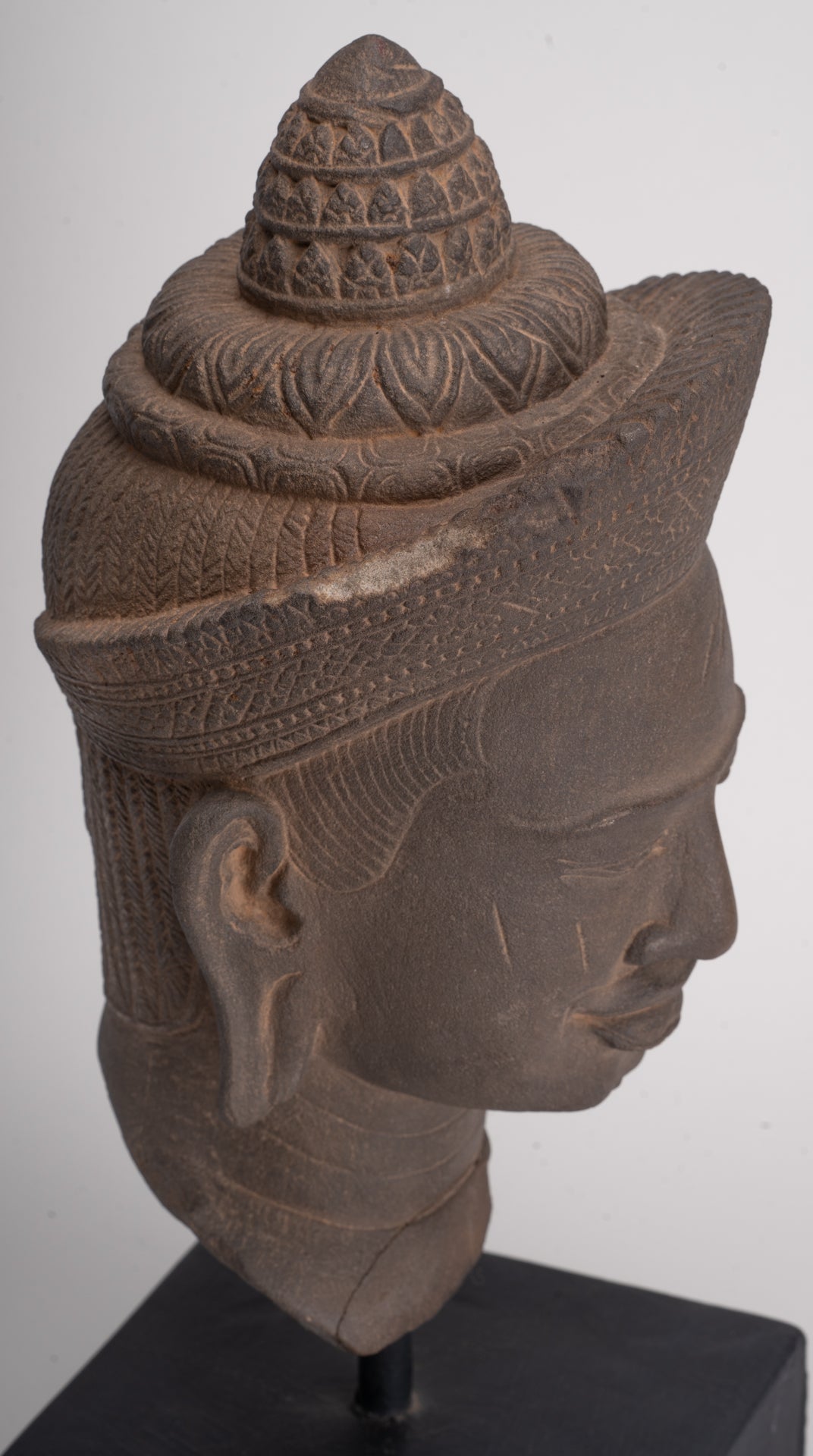 Tête de Vishnu Khmer antique de style Angkor Wat montée sur pierre - 29 cm / 12"