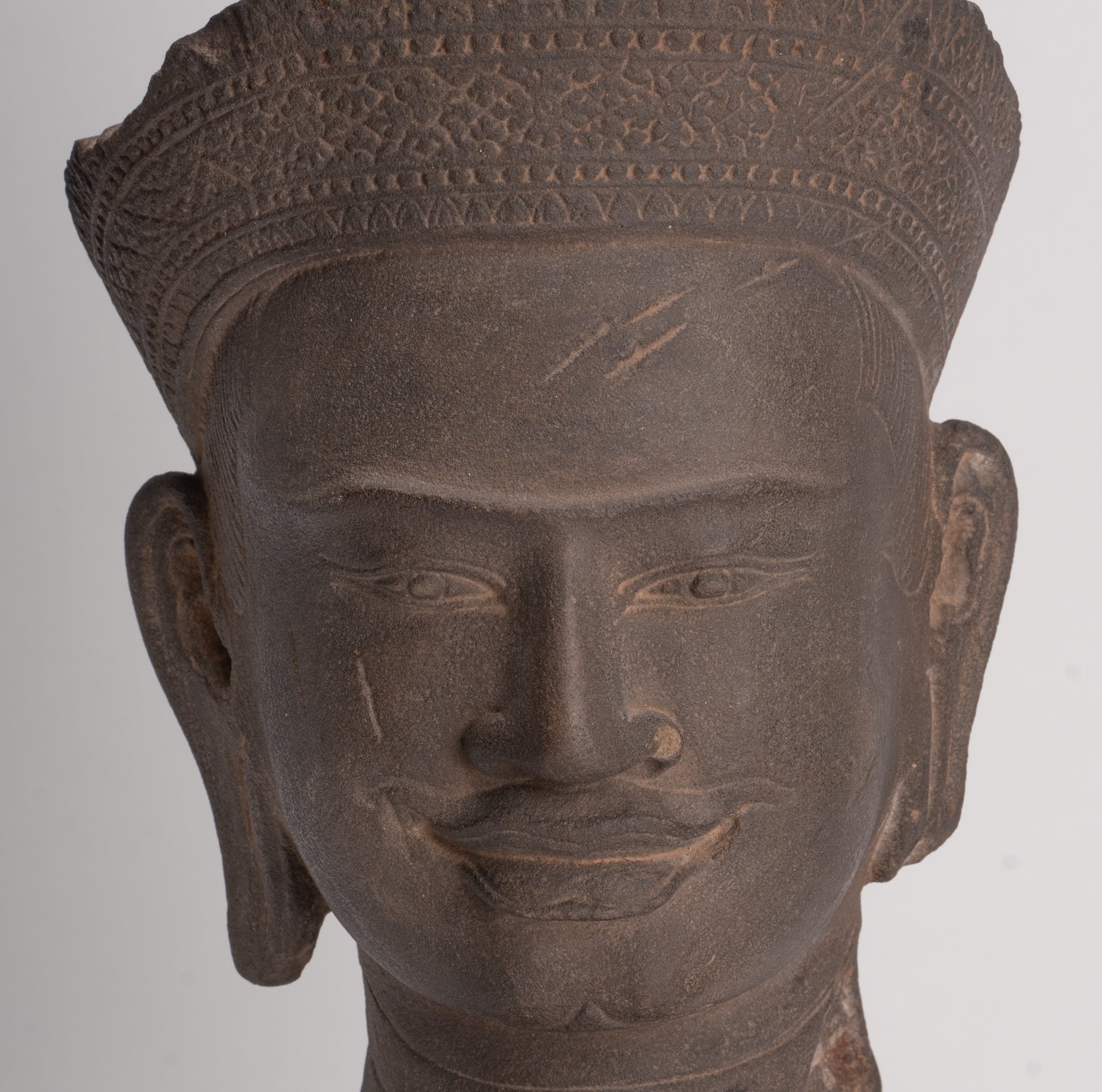Tête de Vishnu Khmer antique de style Angkor Wat montée sur pierre - 29 cm / 12"