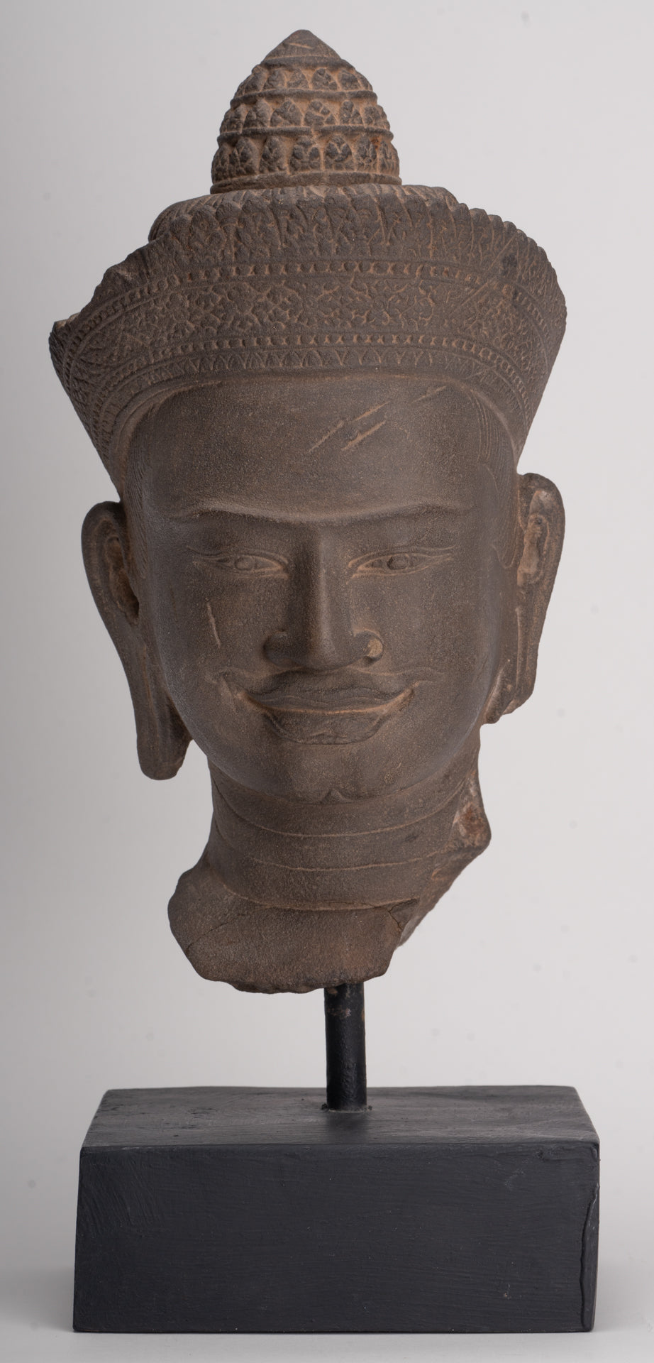 Tête de Vishnu Khmer antique de style Angkor Wat montée sur pierre - 29 cm / 12"