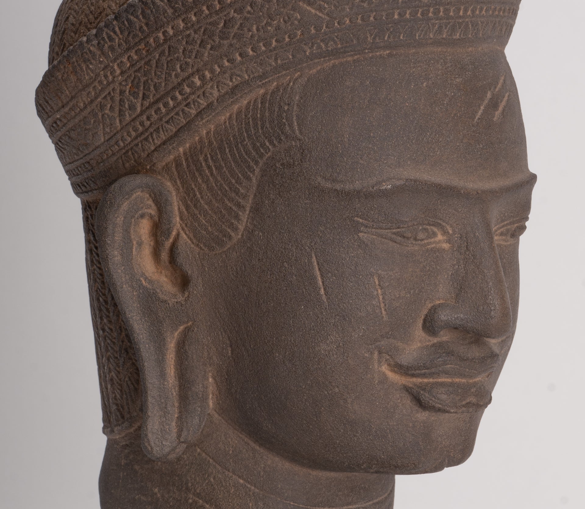 Tête de Vishnu Khmer antique de style Angkor Wat montée sur pierre - 29 cm / 12"