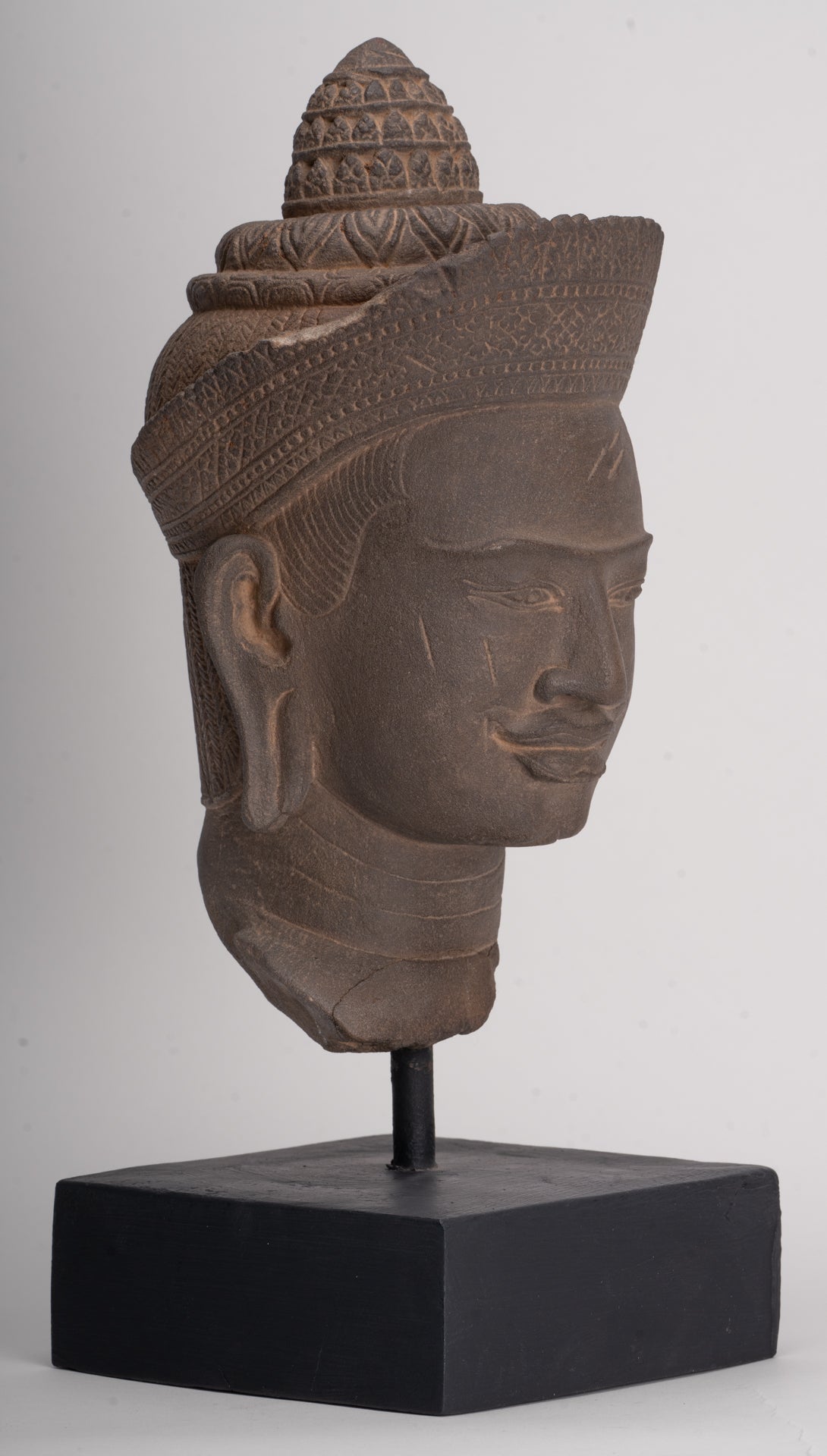 Tête de Vishnu Khmer antique de style Angkor Wat montée sur pierre - 29 cm / 12"