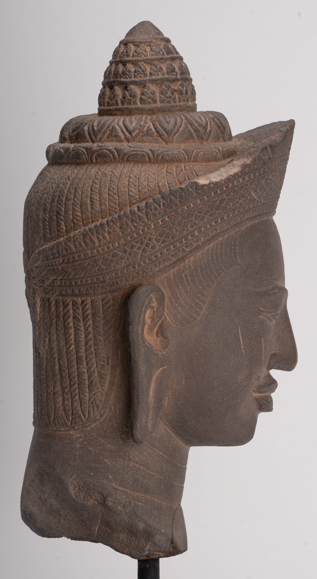 Tête de Vishnu Khmer antique de style Angkor Wat montée sur pierre - 29 cm / 12"