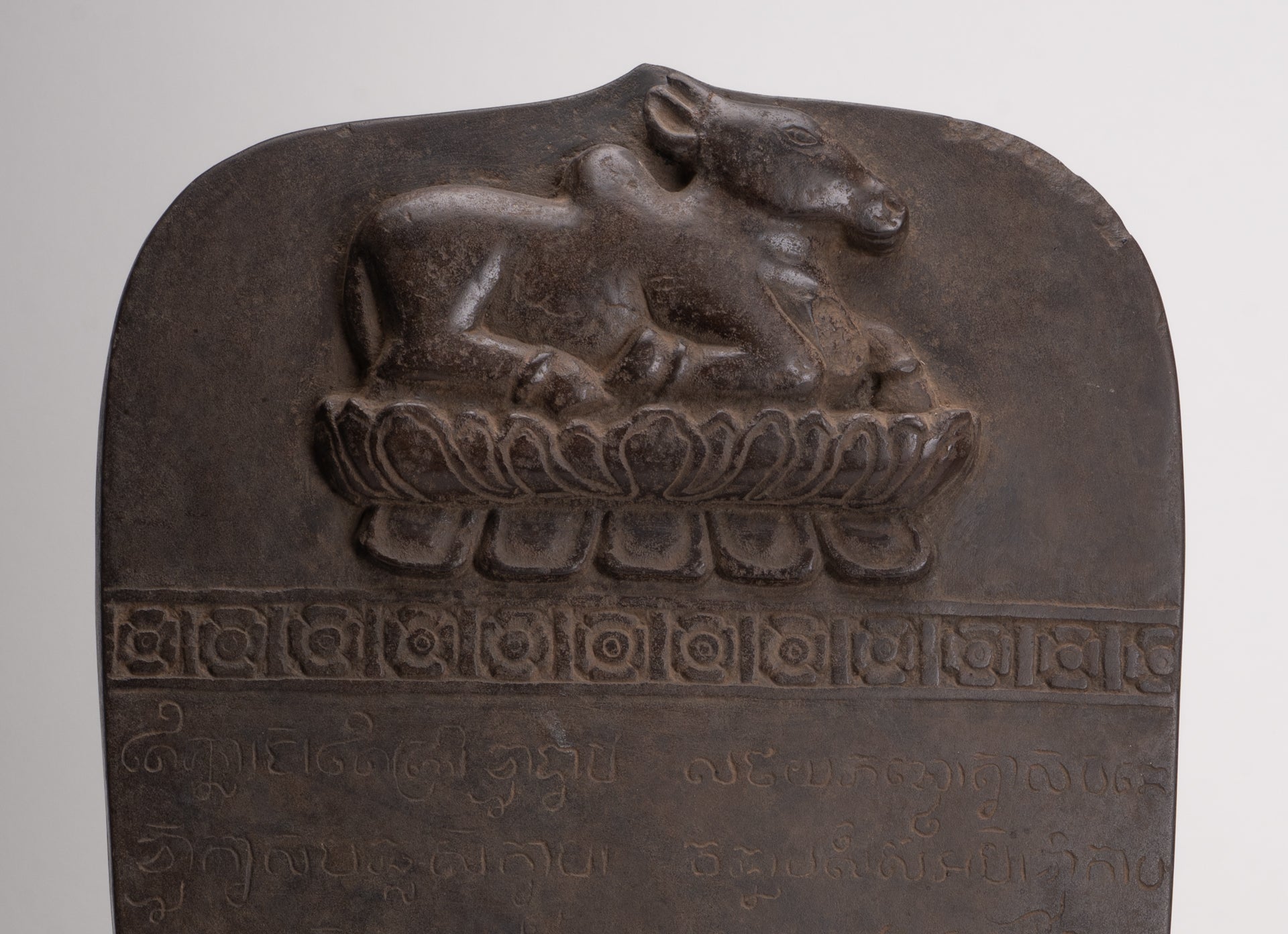Antique khmer style sanskrit stèle, Nandi - 65cm / 26 "