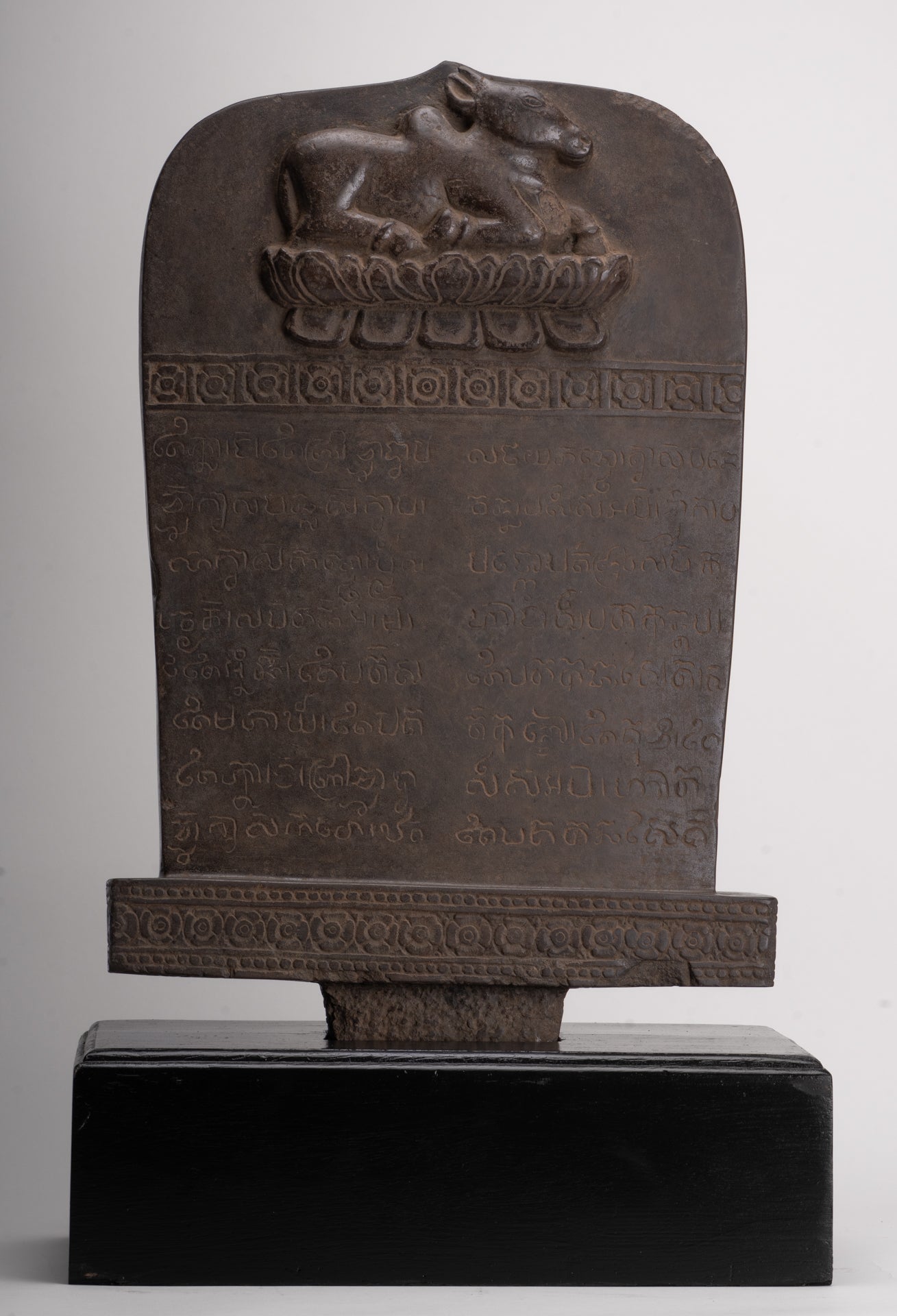 Antique khmer style sanskrit stèle, Nandi - 65cm / 26 "
