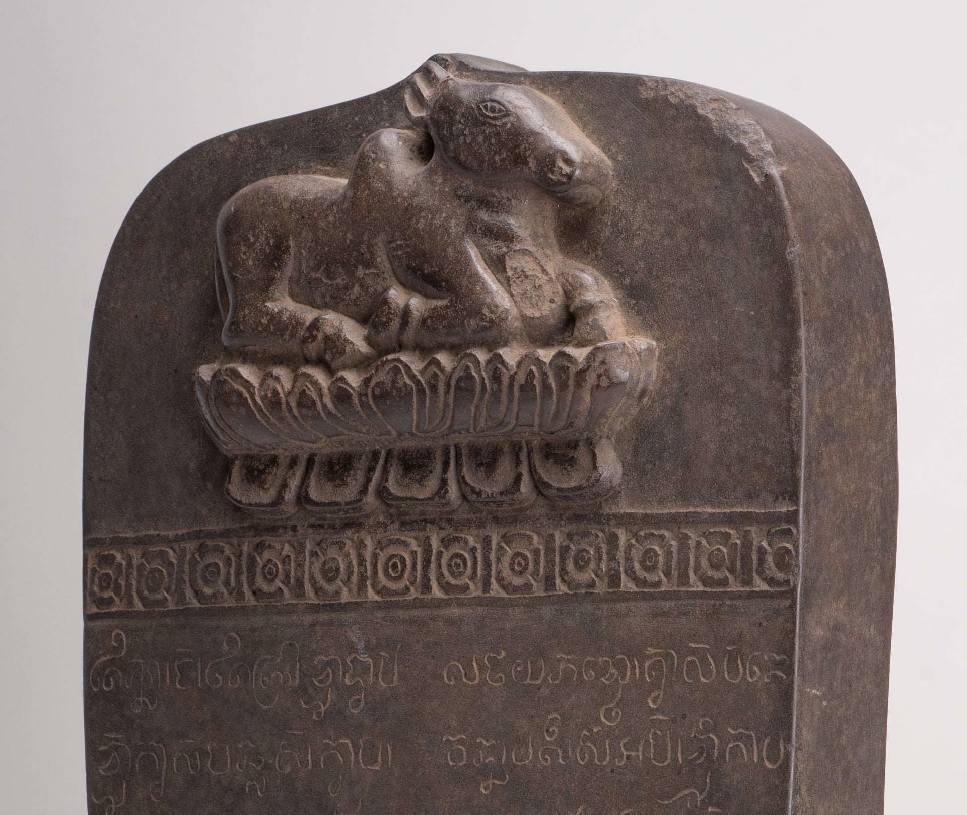 Antique khmer style sanskrit stèle, Nandi - 65cm / 26 "