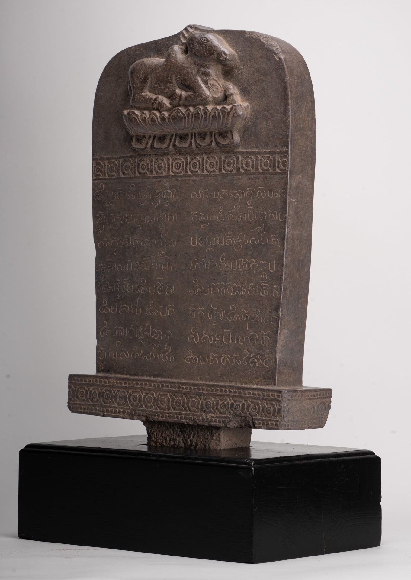 Antique khmer style sanskrit stèle, Nandi - 65cm / 26 "