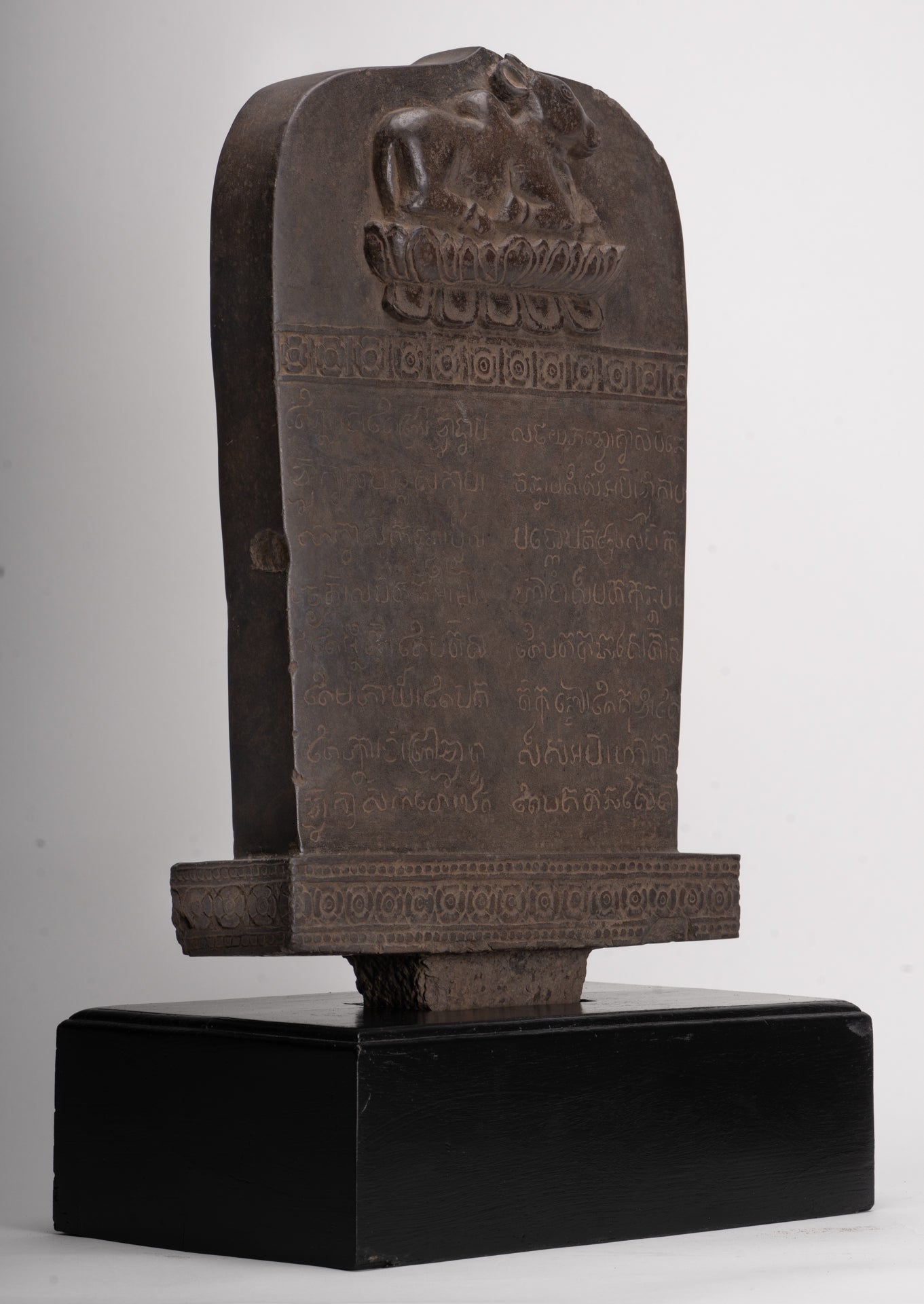 Antique khmer style sanskrit stèle, Nandi - 65cm / 26 "