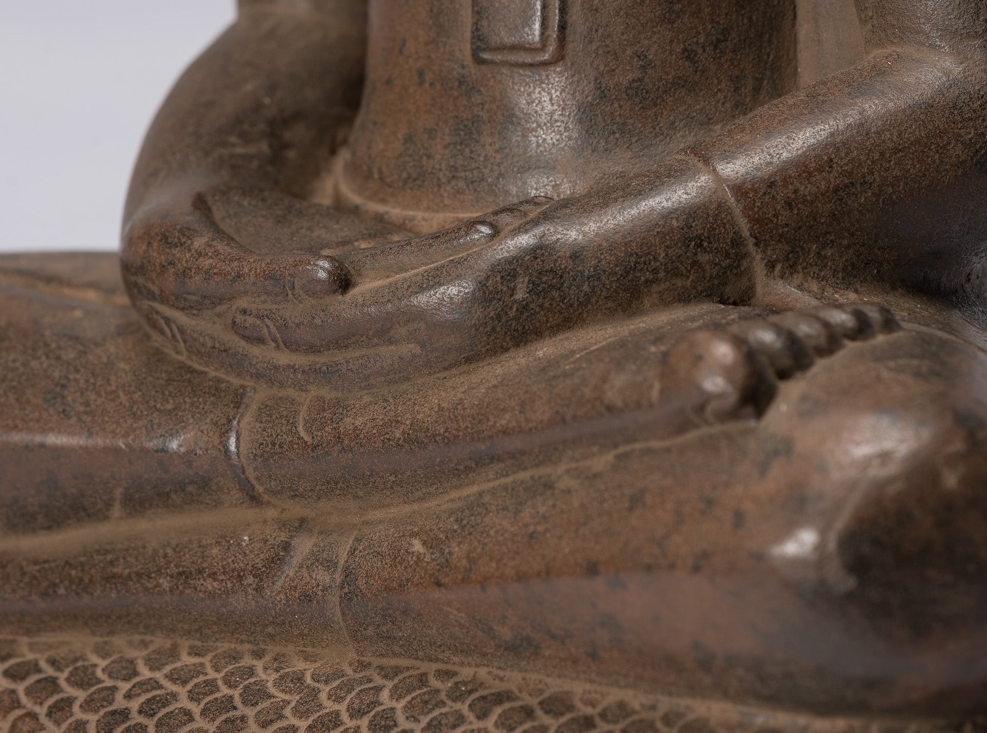 Statue de Bouddha – Bouddha de méditation Naga assis en pierre khmère antique de style Angkor Wat – 56 cm