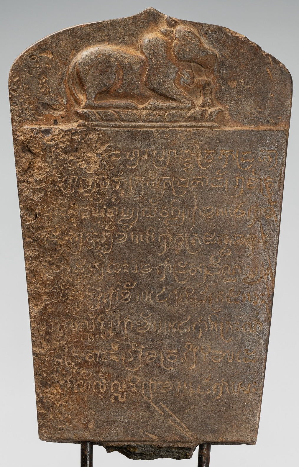 Antike Khmer -Stone Sanskrit Stele mit Nandi - 57 cm / 23 "