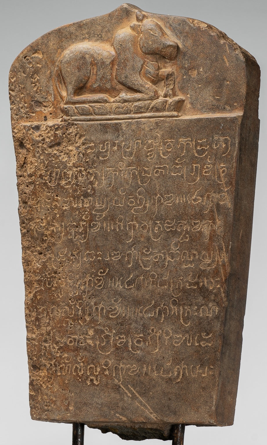 Antike Khmer -Stone Sanskrit Stele mit Nandi - 57 cm / 23 "