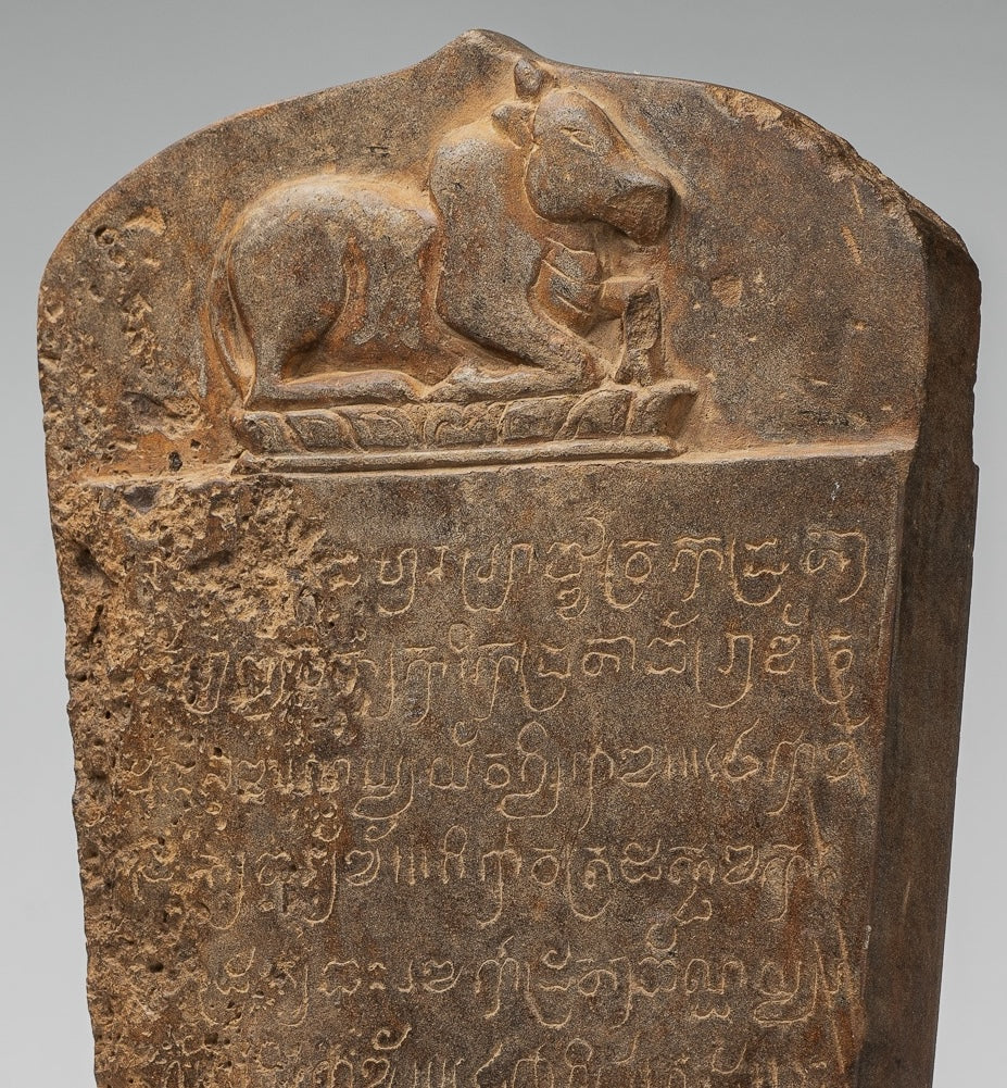 Antike Khmer -Stone Sanskrit Stele mit Nandi - 57 cm / 23 "