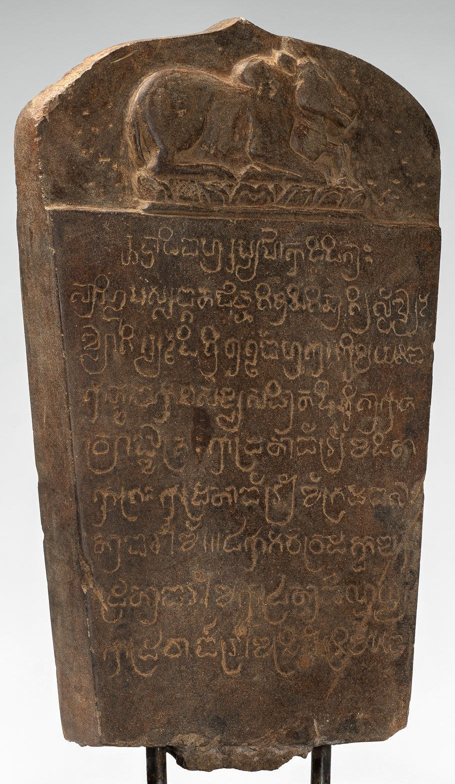 Antike Khmer -Stone Sanskrit Stele mit Nandi - 57 cm / 23 "