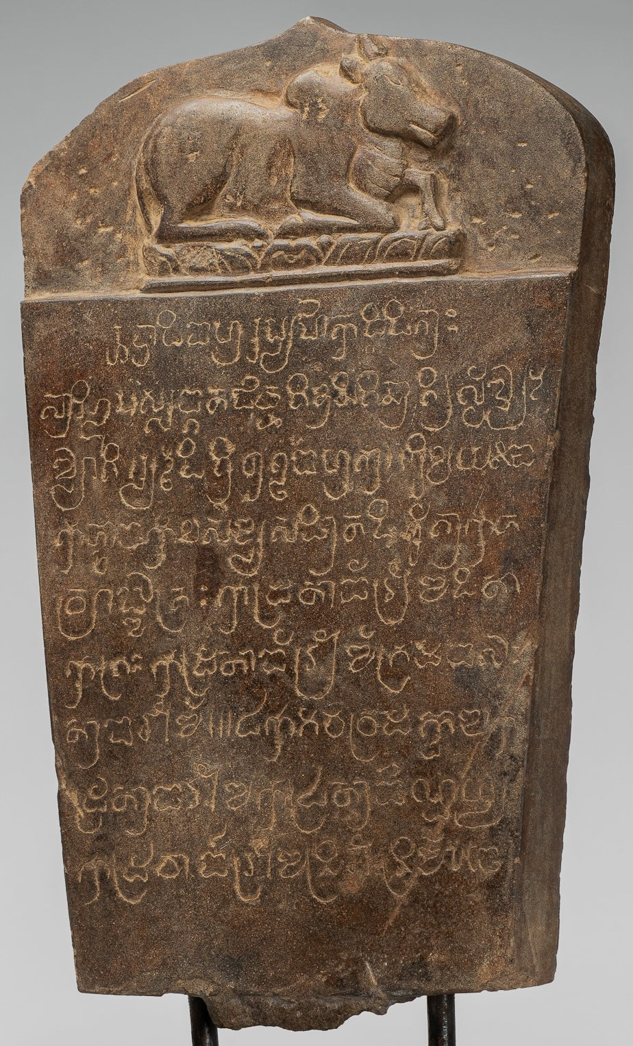 Antike Khmer -Stone Sanskrit Stele mit Nandi - 57 cm / 23 "