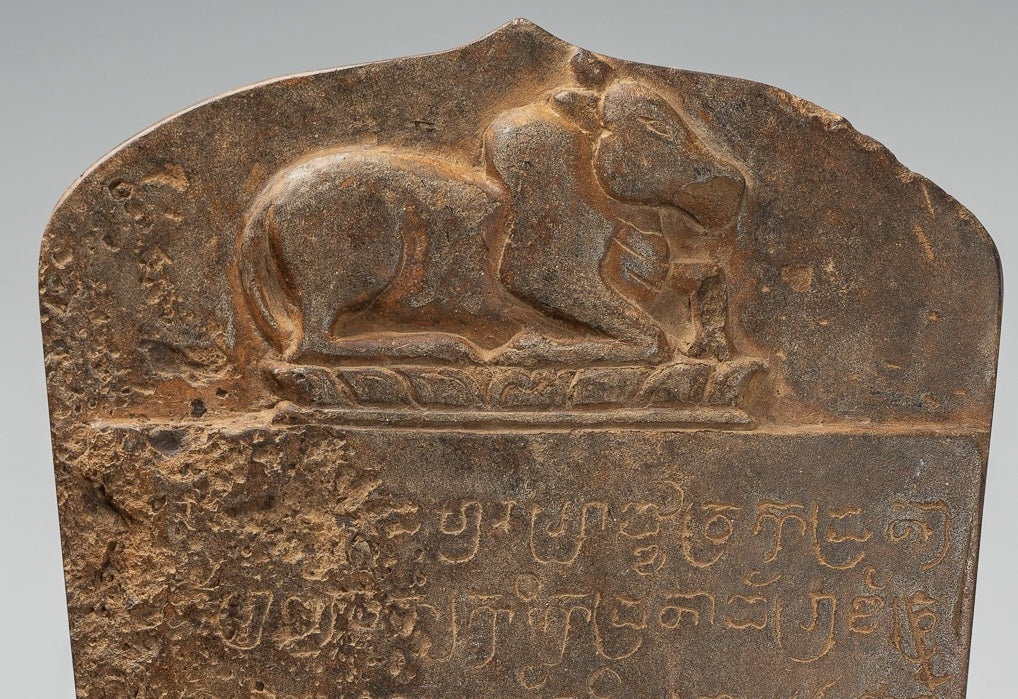Antike Khmer -Stone Sanskrit Stele mit Nandi - 57 cm / 23 "