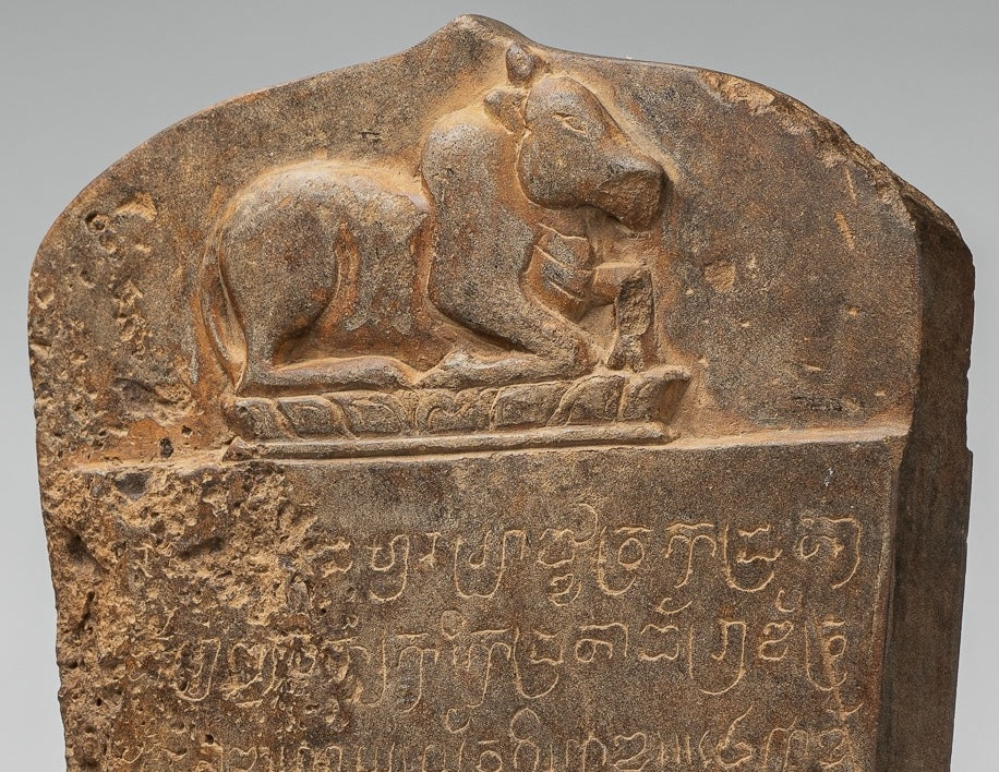 Antike Khmer -Stone Sanskrit Stele mit Nandi - 57 cm / 23 "