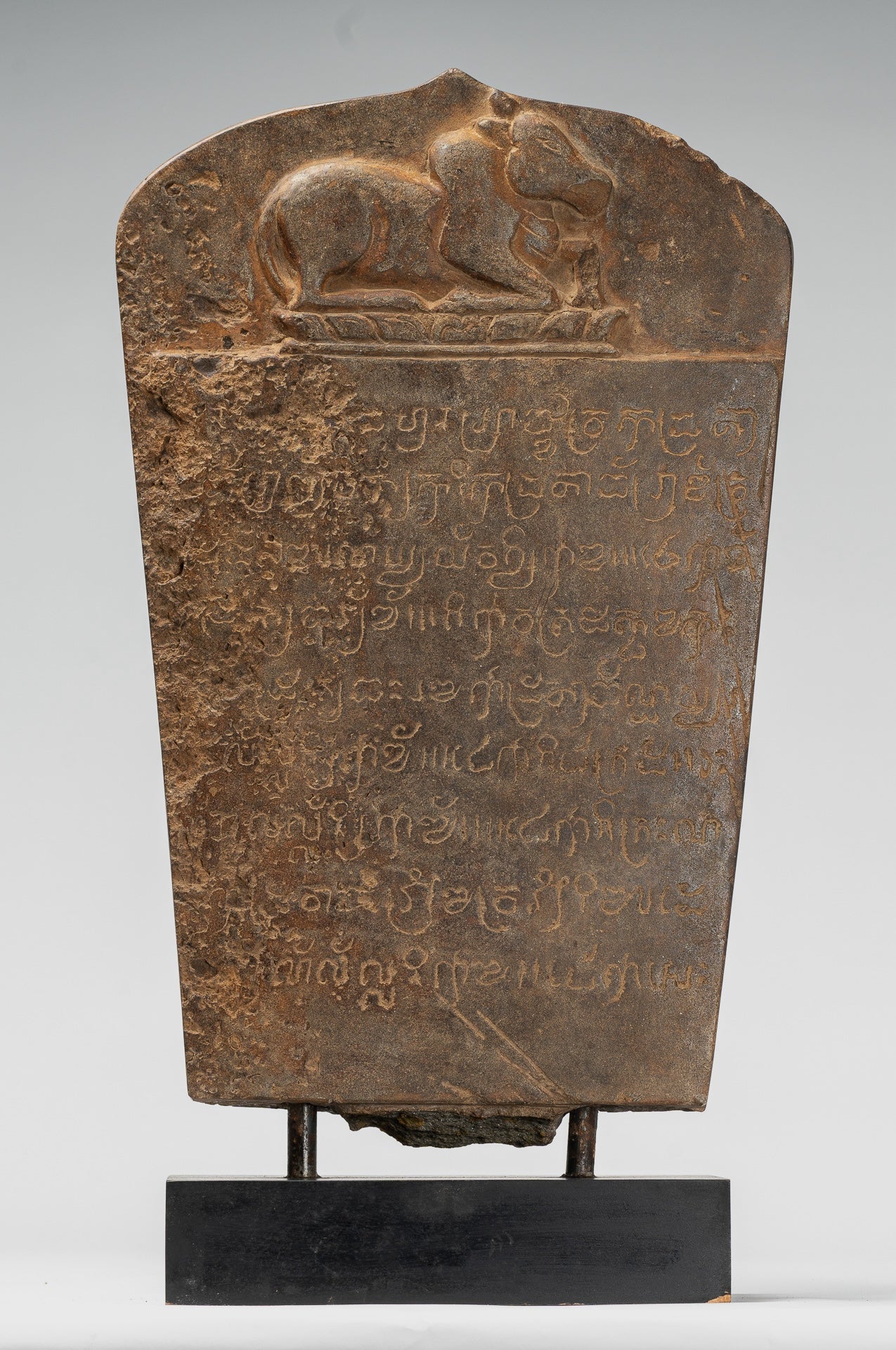 Antike Khmer -Stone Sanskrit Stele mit Nandi - 57 cm / 23 "