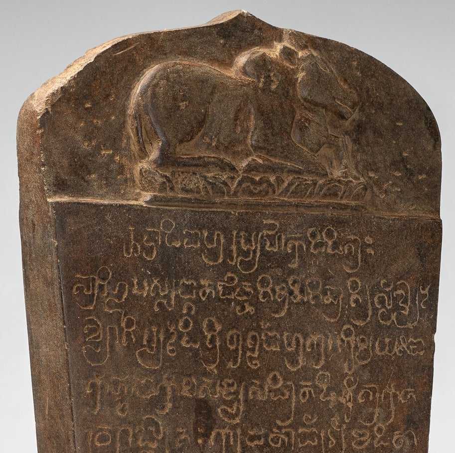 Antike Khmer -Stone Sanskrit Stele mit Nandi - 57 cm / 23 "