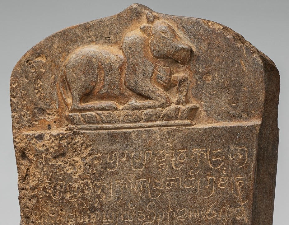 Antike Khmer -Stone Sanskrit Stele mit Nandi - 57 cm / 23 "