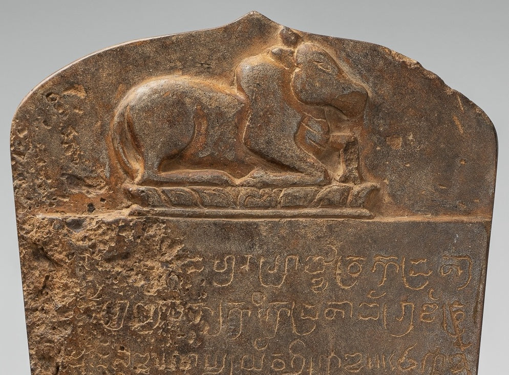 Antike Khmer -Stone Sanskrit Stele mit Nandi - 57 cm / 23 "