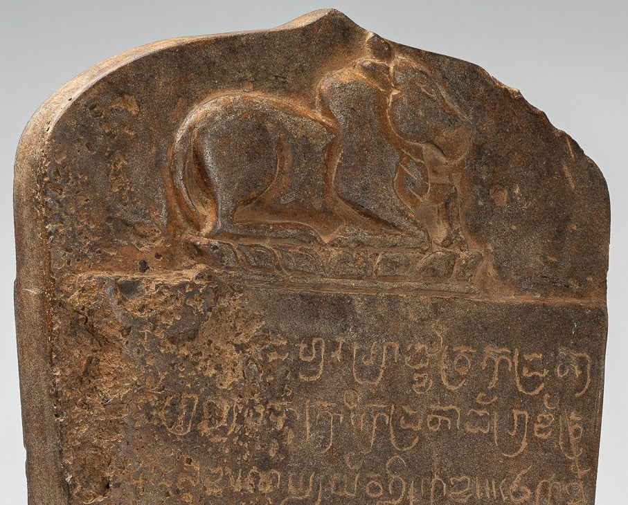 Antike Khmer -Stone Sanskrit Stele mit Nandi - 57 cm / 23 "