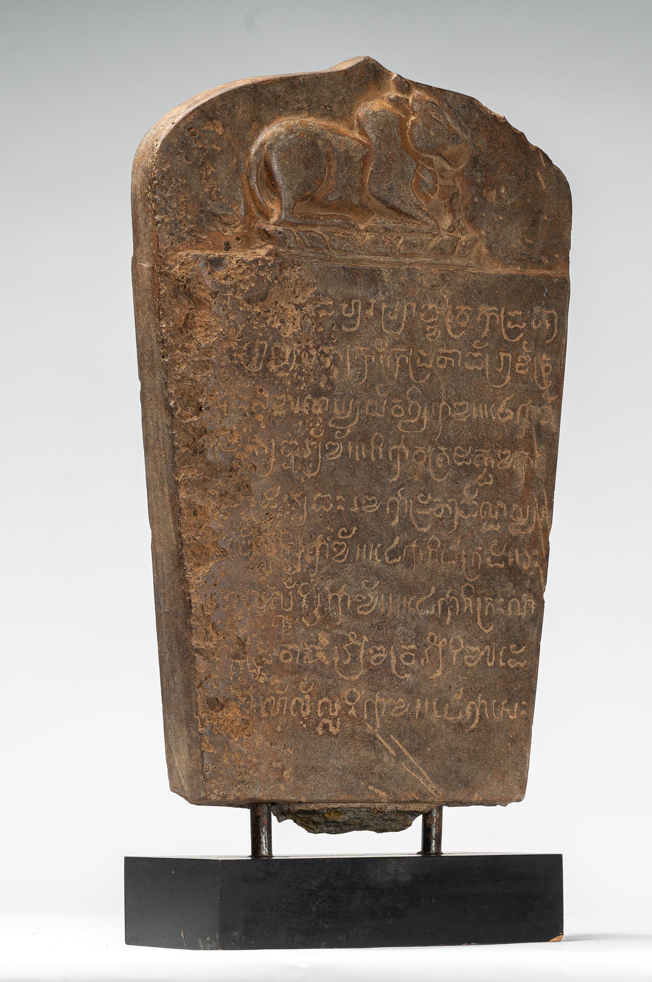 Antike Khmer -Stone Sanskrit Stele mit Nandi - 57 cm / 23 "